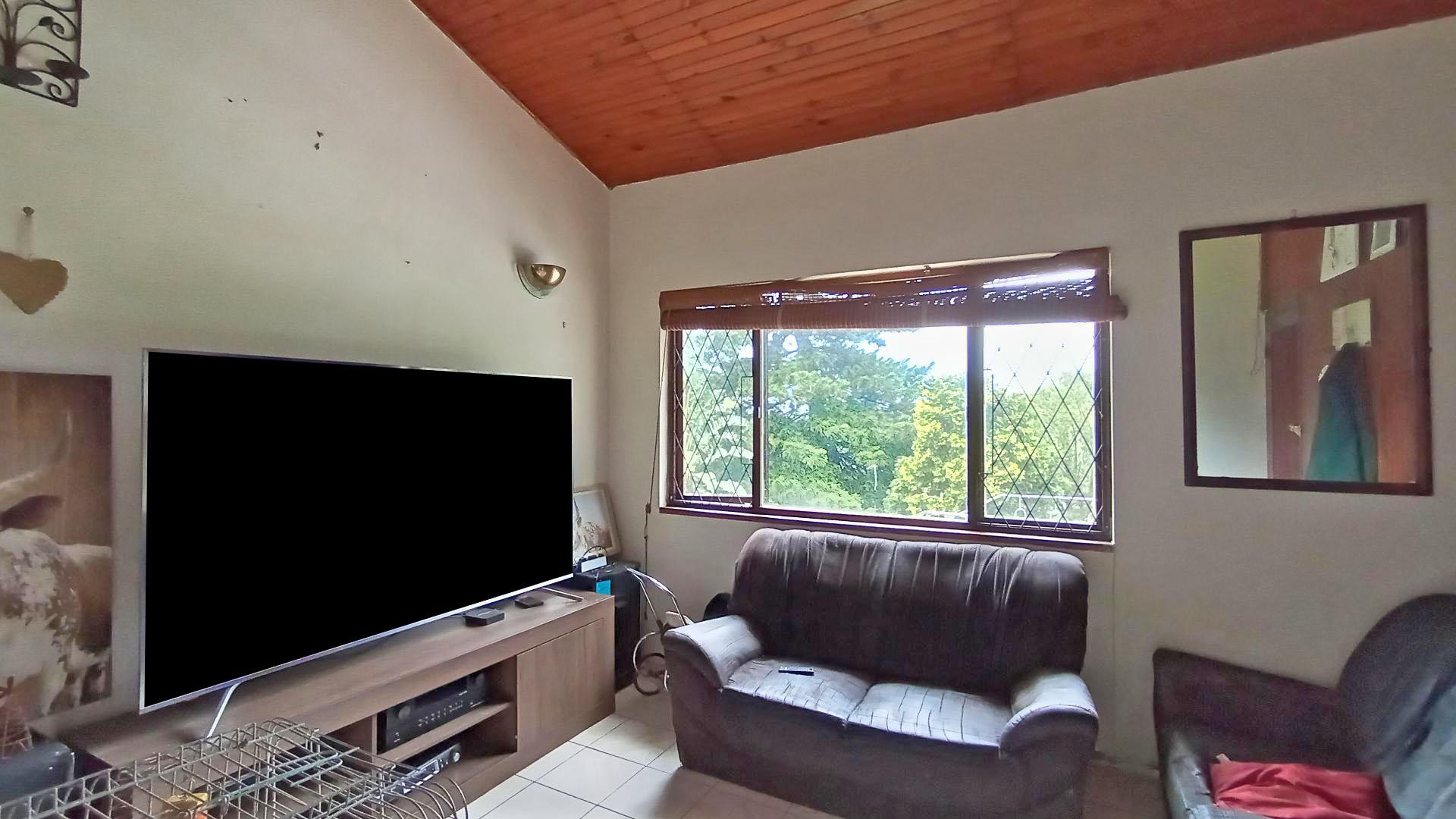 TV Room - 14 square meters of property in Amanzimtoti 