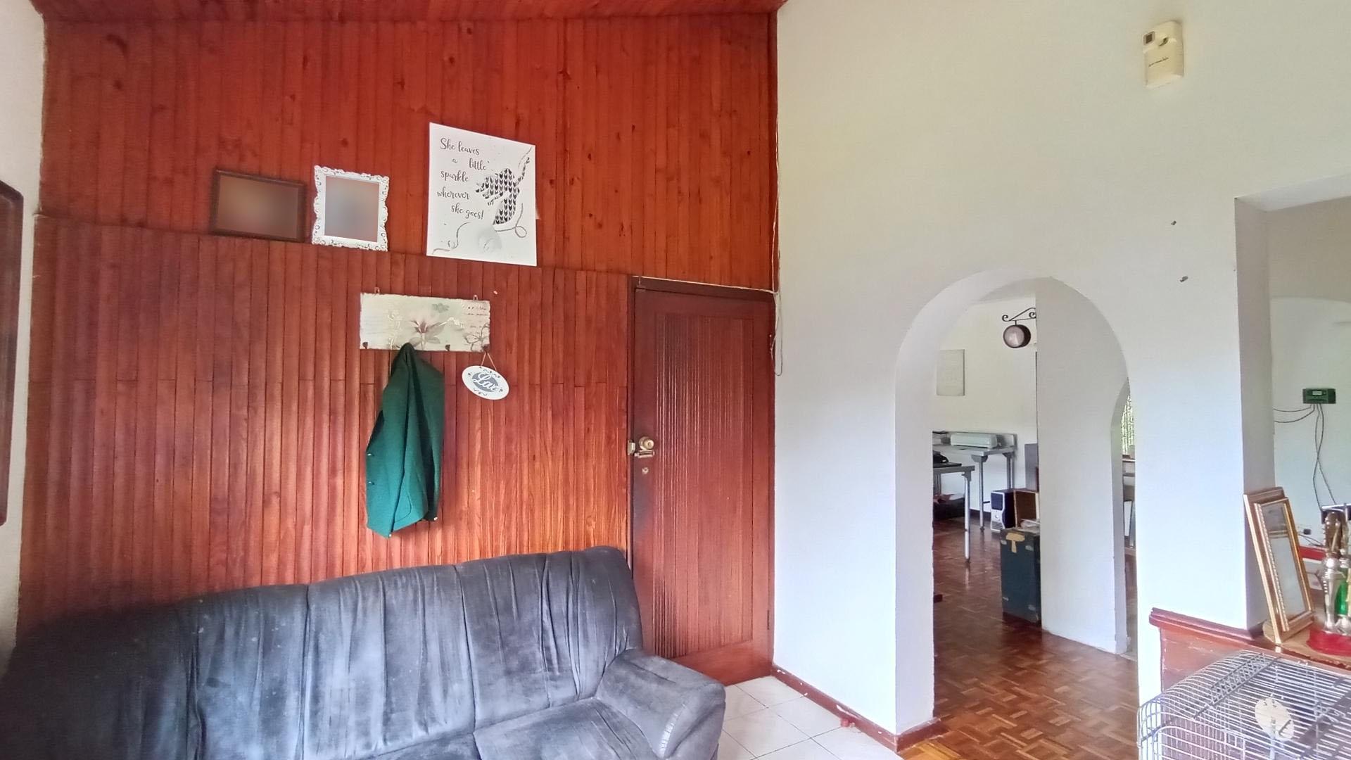 TV Room - 14 square meters of property in Amanzimtoti 