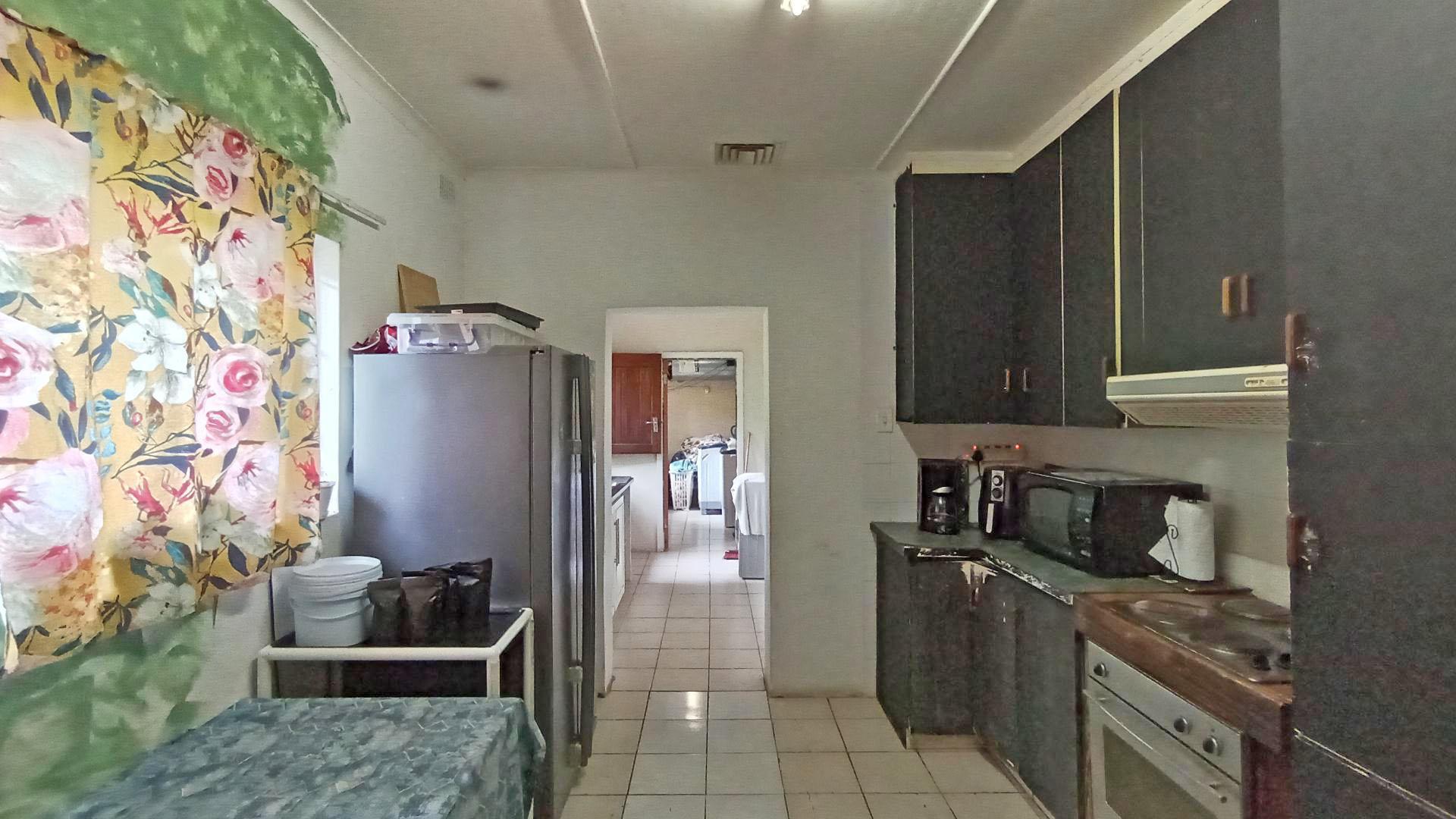 Kitchen - 36 square meters of property in Amanzimtoti 