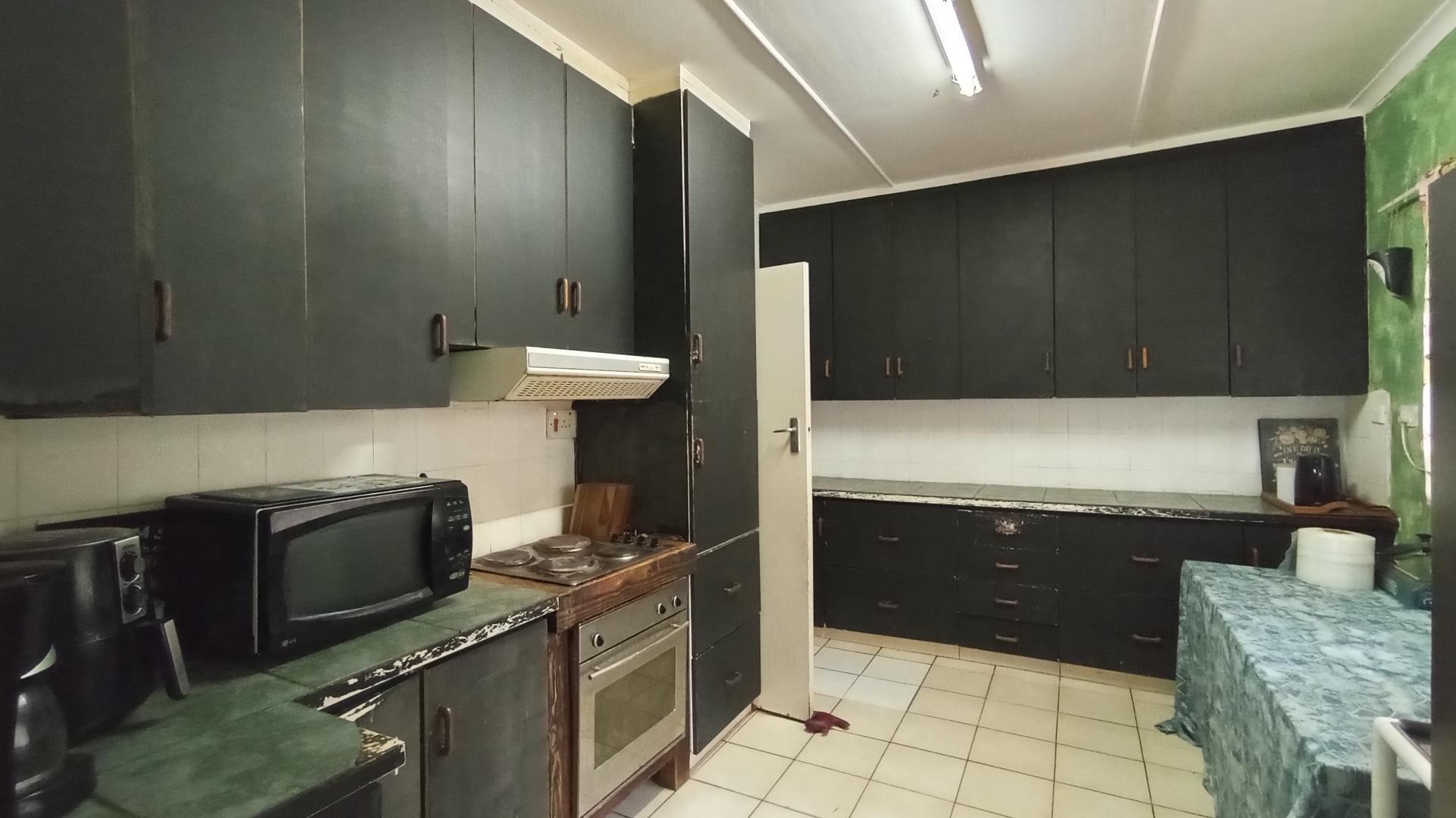 Kitchen - 36 square meters of property in Amanzimtoti 
