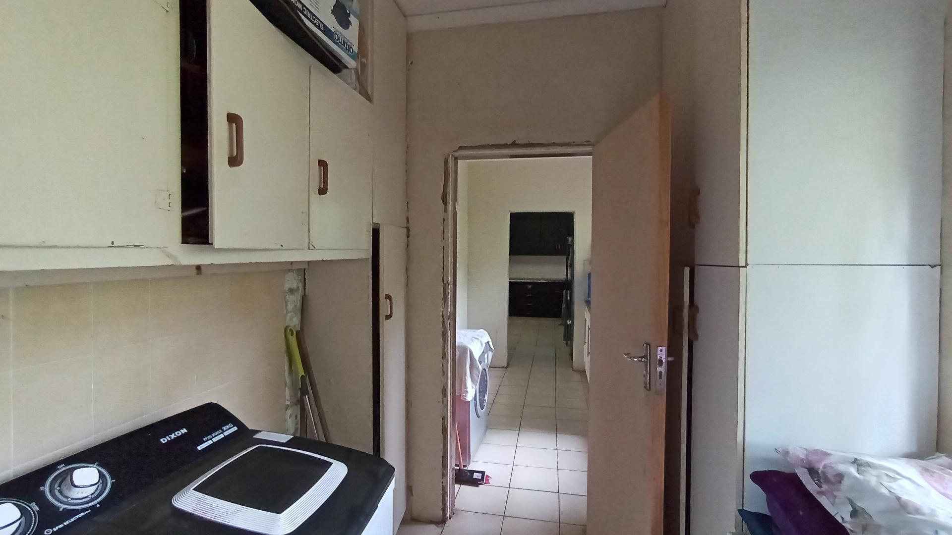 Scullery - 9 square meters of property in Amanzimtoti 