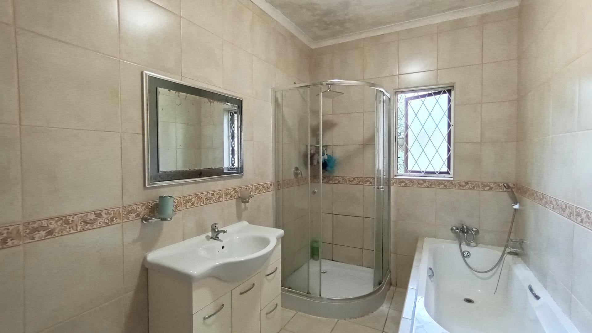 Bathroom 1 - 15 square meters of property in Amanzimtoti 