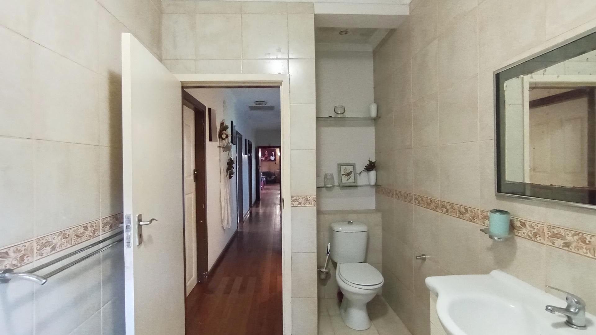 Bathroom 1 - 15 square meters of property in Amanzimtoti 