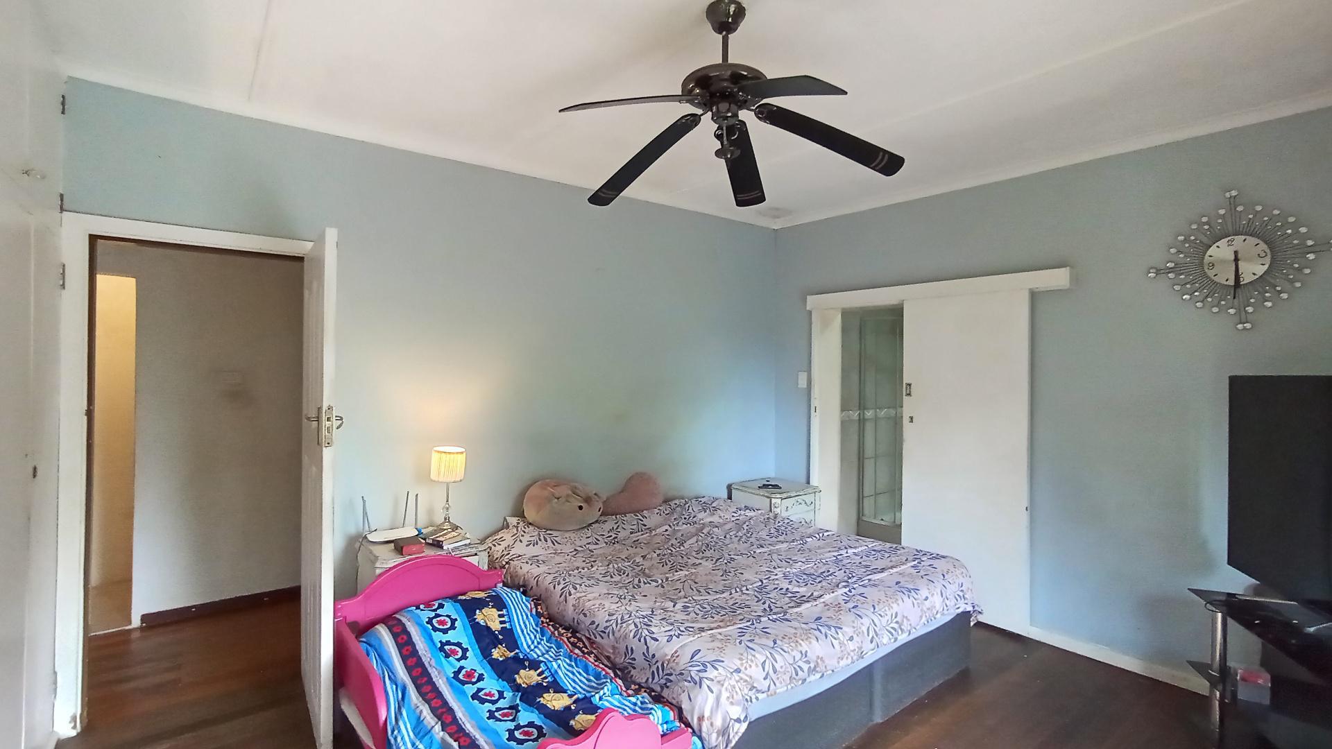 Main Bedroom - 23 square meters of property in Amanzimtoti 