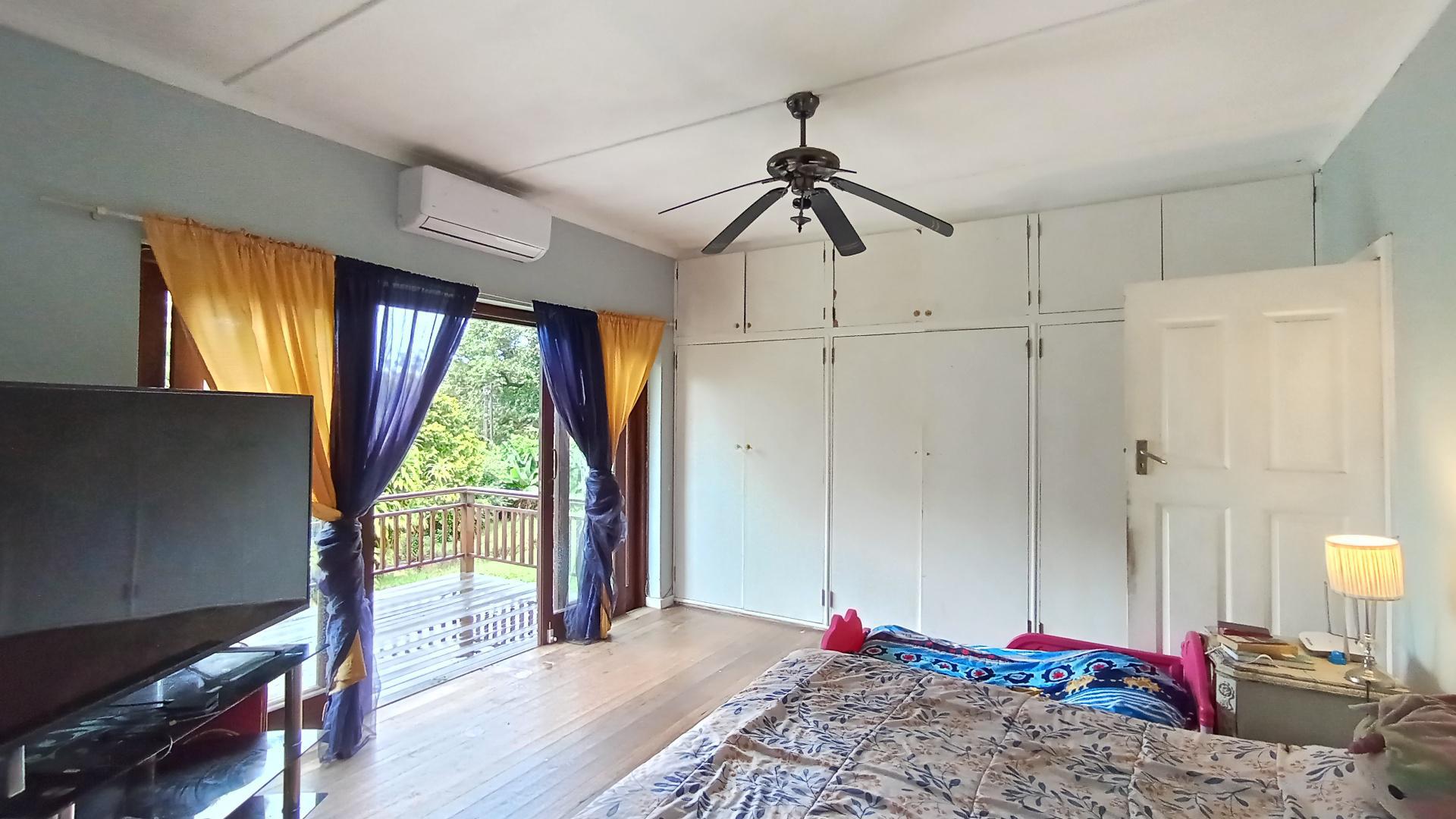 Main Bedroom - 23 square meters of property in Amanzimtoti 