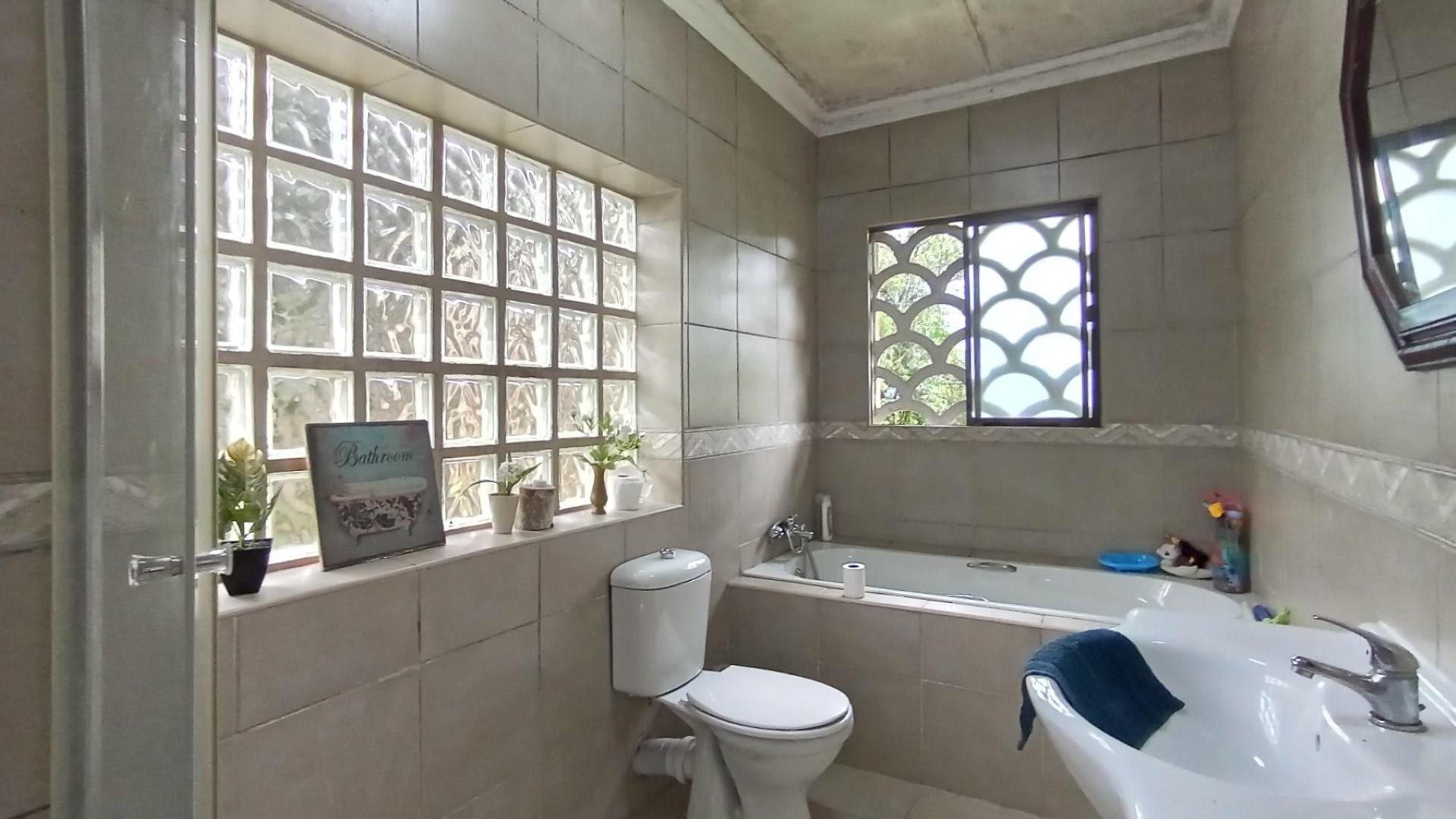 Main Bathroom - 9 square meters of property in Amanzimtoti 
