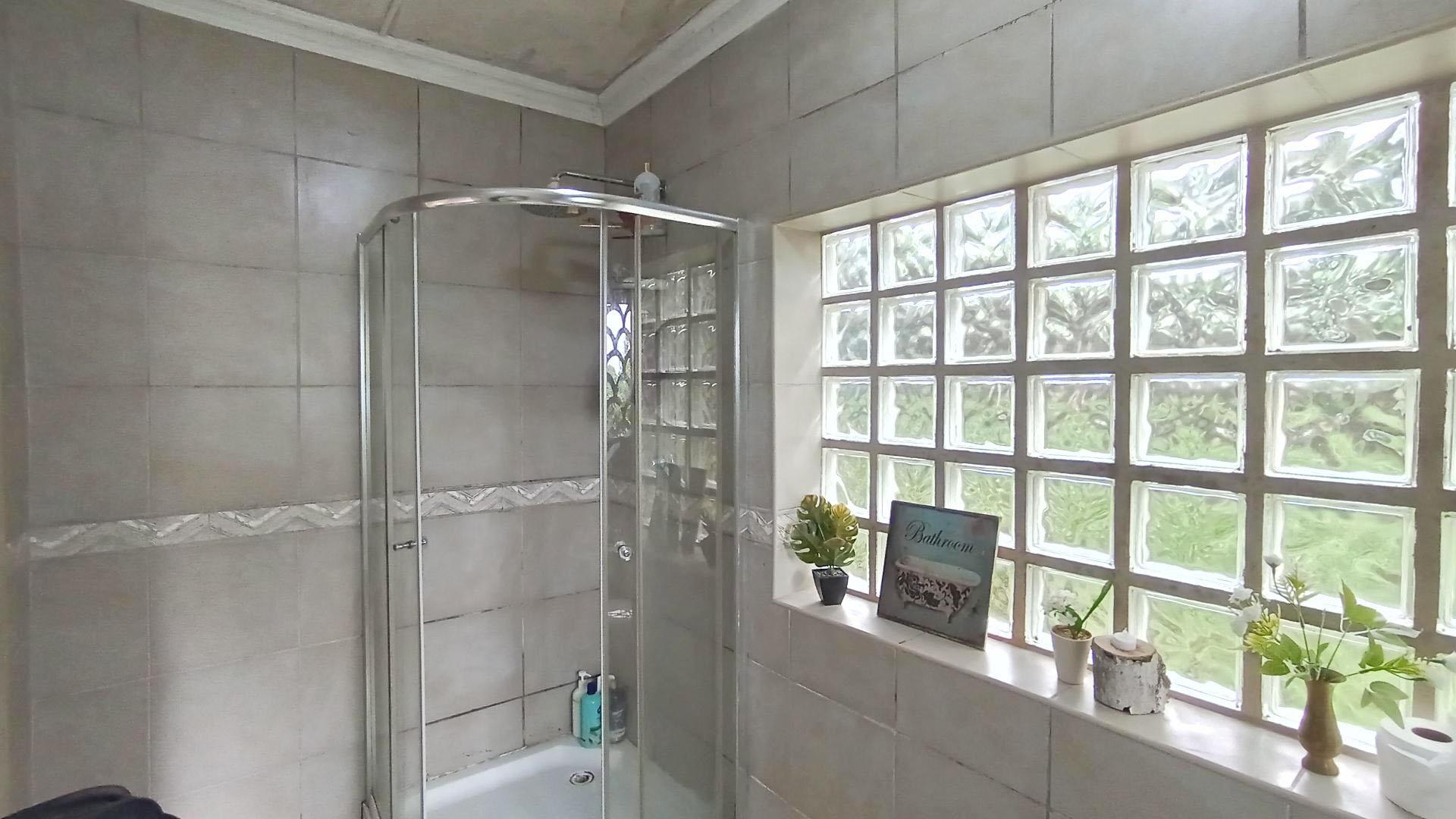 Main Bathroom - 9 square meters of property in Amanzimtoti 