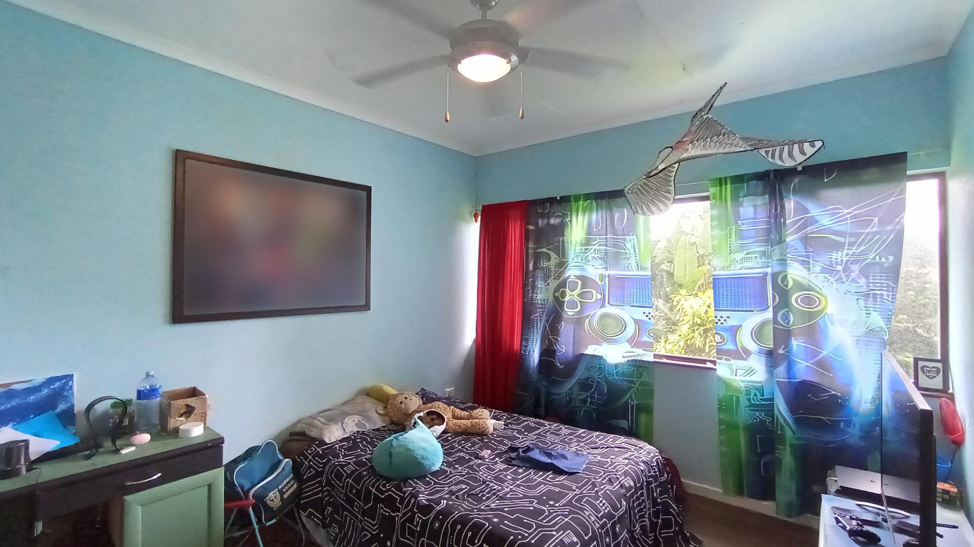 Bed Room 1 - 17 square meters of property in Amanzimtoti 