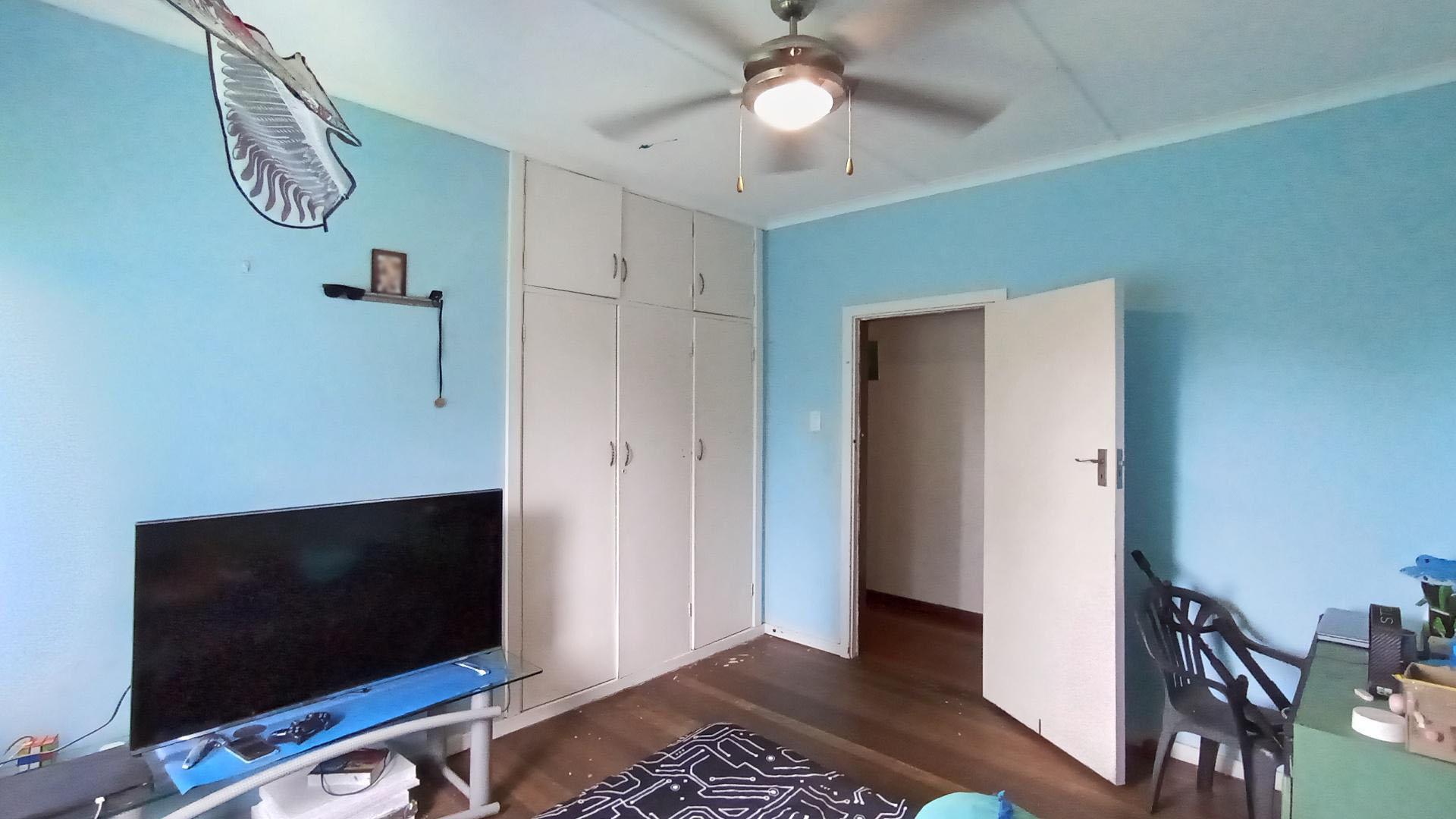 Bed Room 1 - 17 square meters of property in Amanzimtoti 