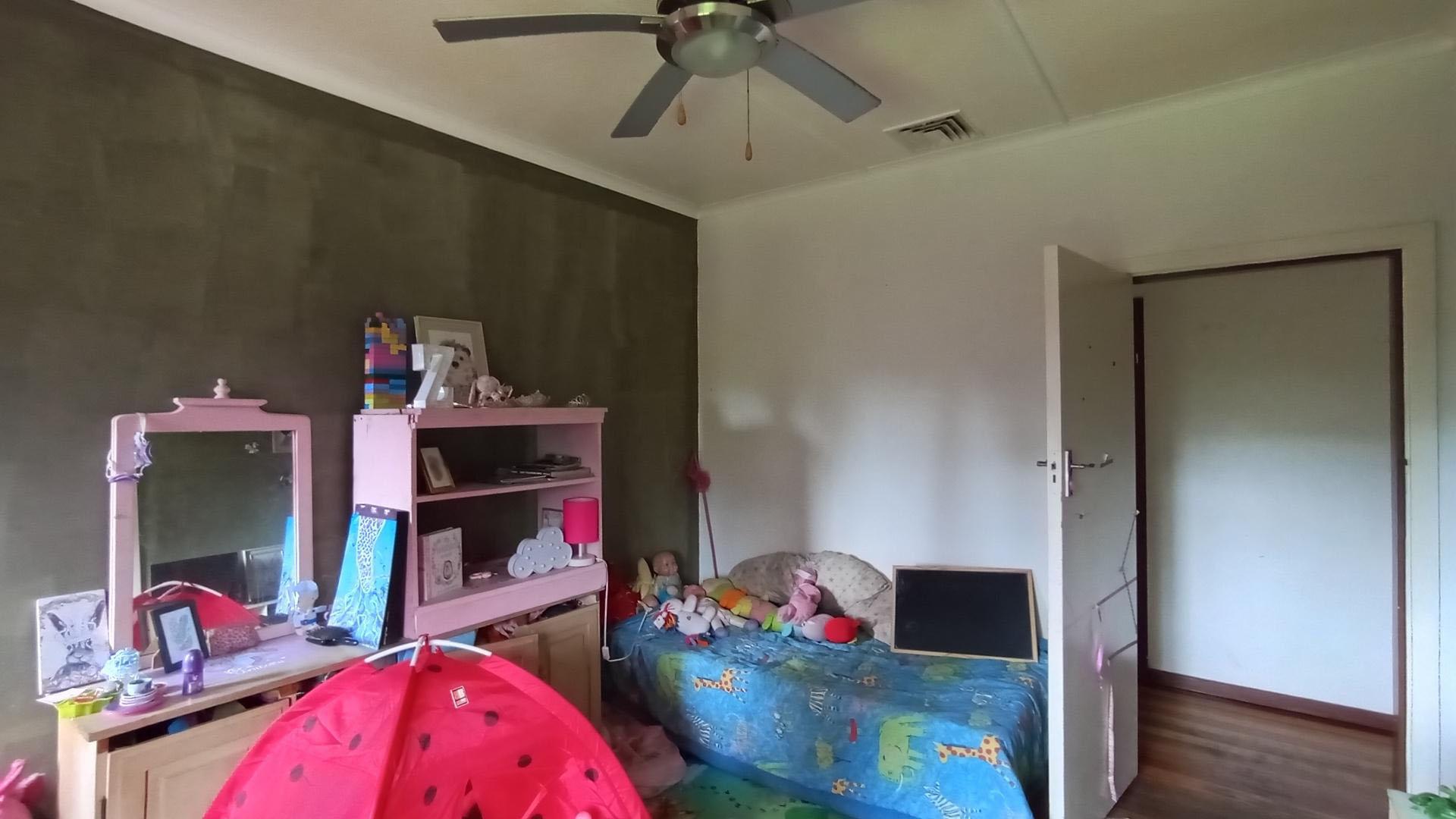 Bed Room 2 - 16 square meters of property in Amanzimtoti 