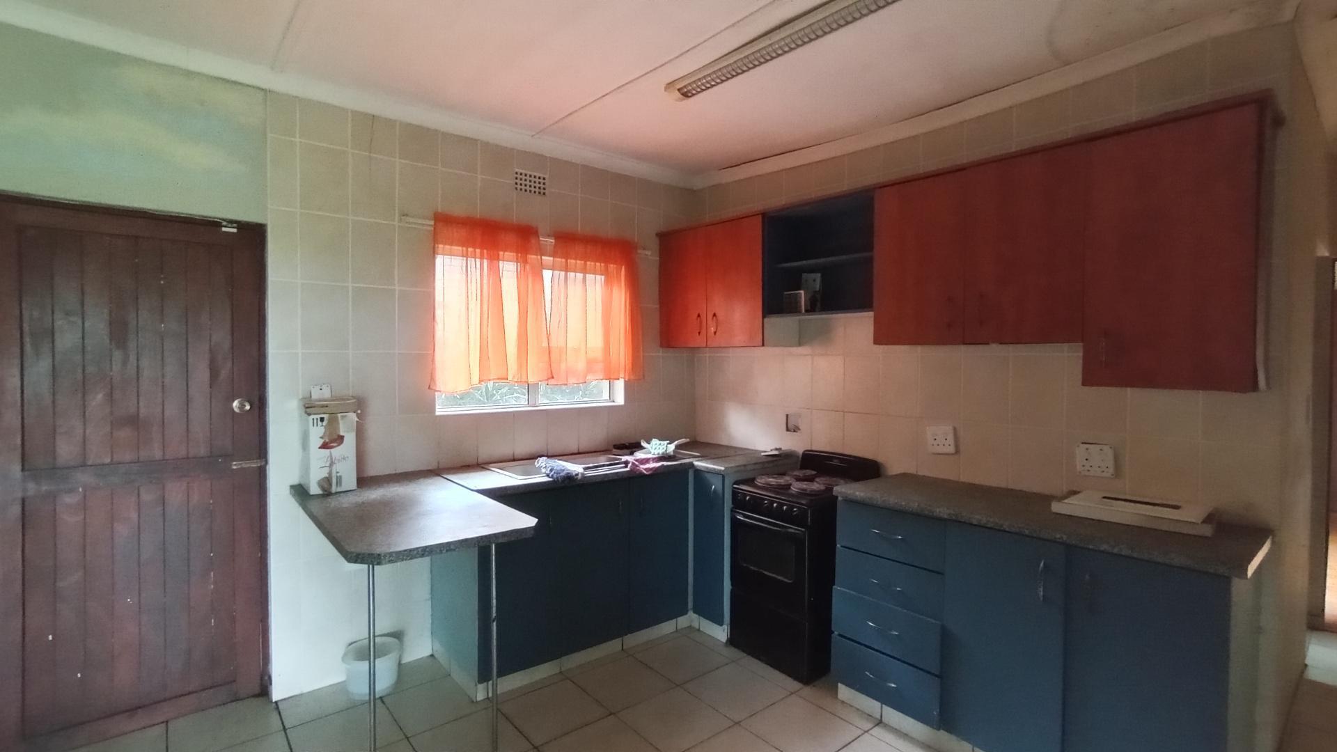 Kitchen - 36 square meters of property in Amanzimtoti 