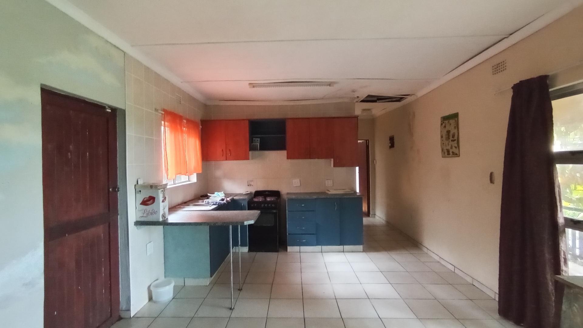 Flatlet - 31 square meters of property in Amanzimtoti 