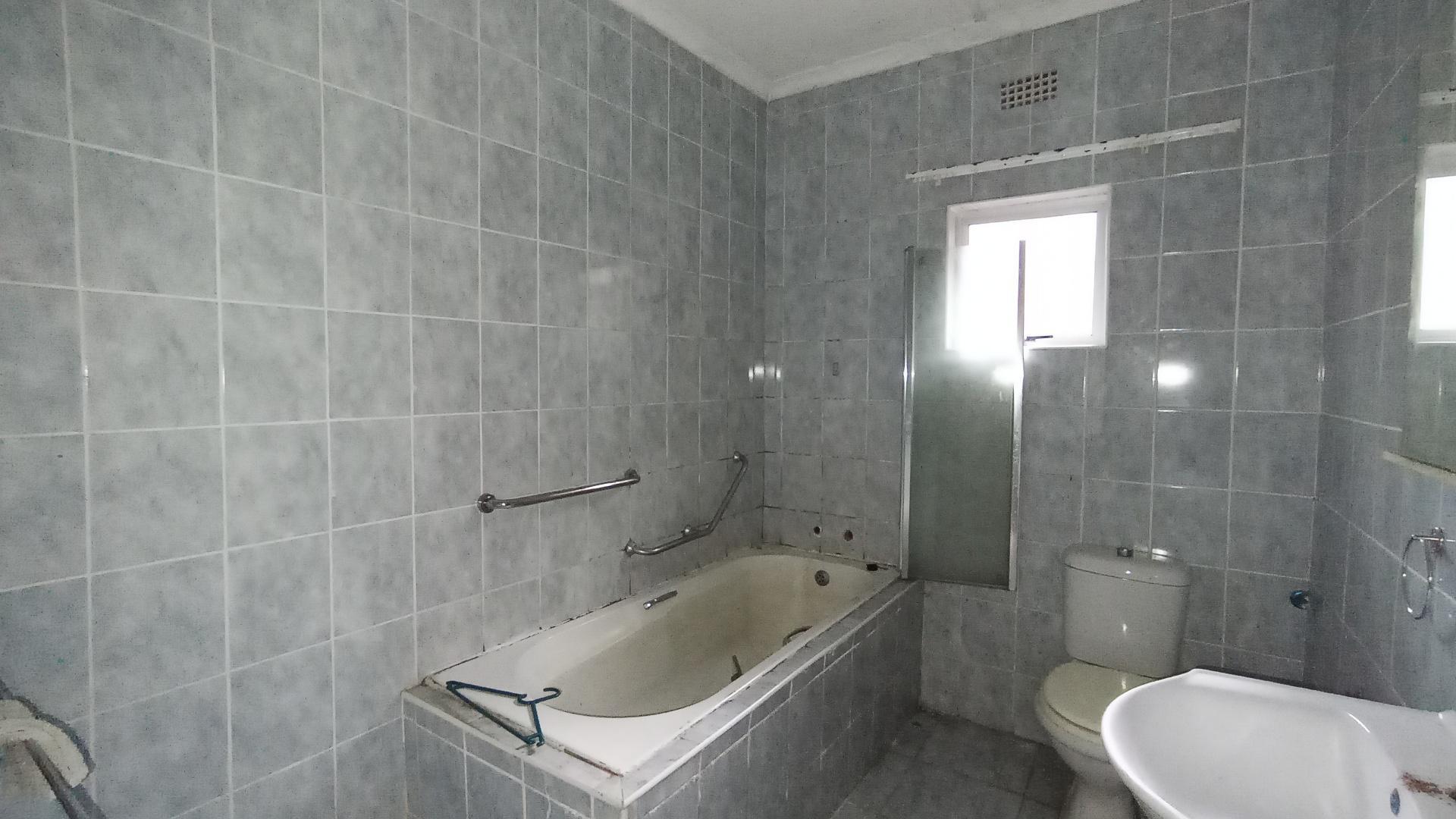 Bathroom 1 - 15 square meters of property in Amanzimtoti 