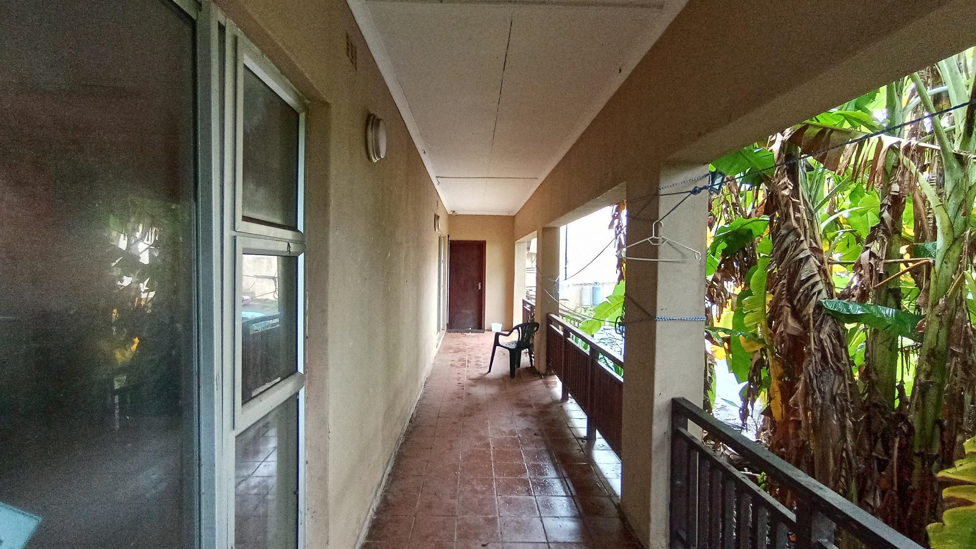 Patio - 52 square meters of property in Amanzimtoti 