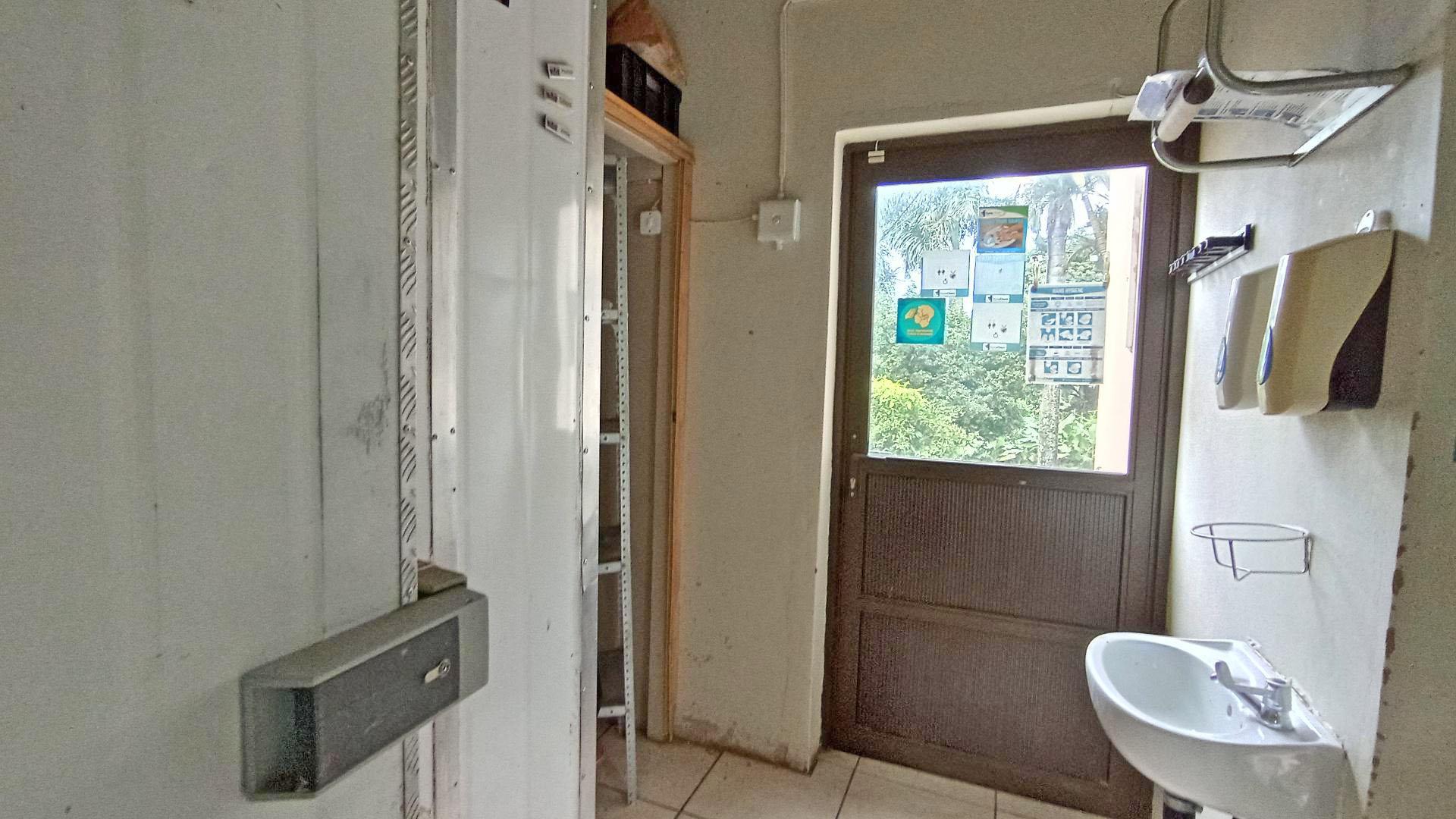 Spaces - 28 square meters of property in Amanzimtoti 