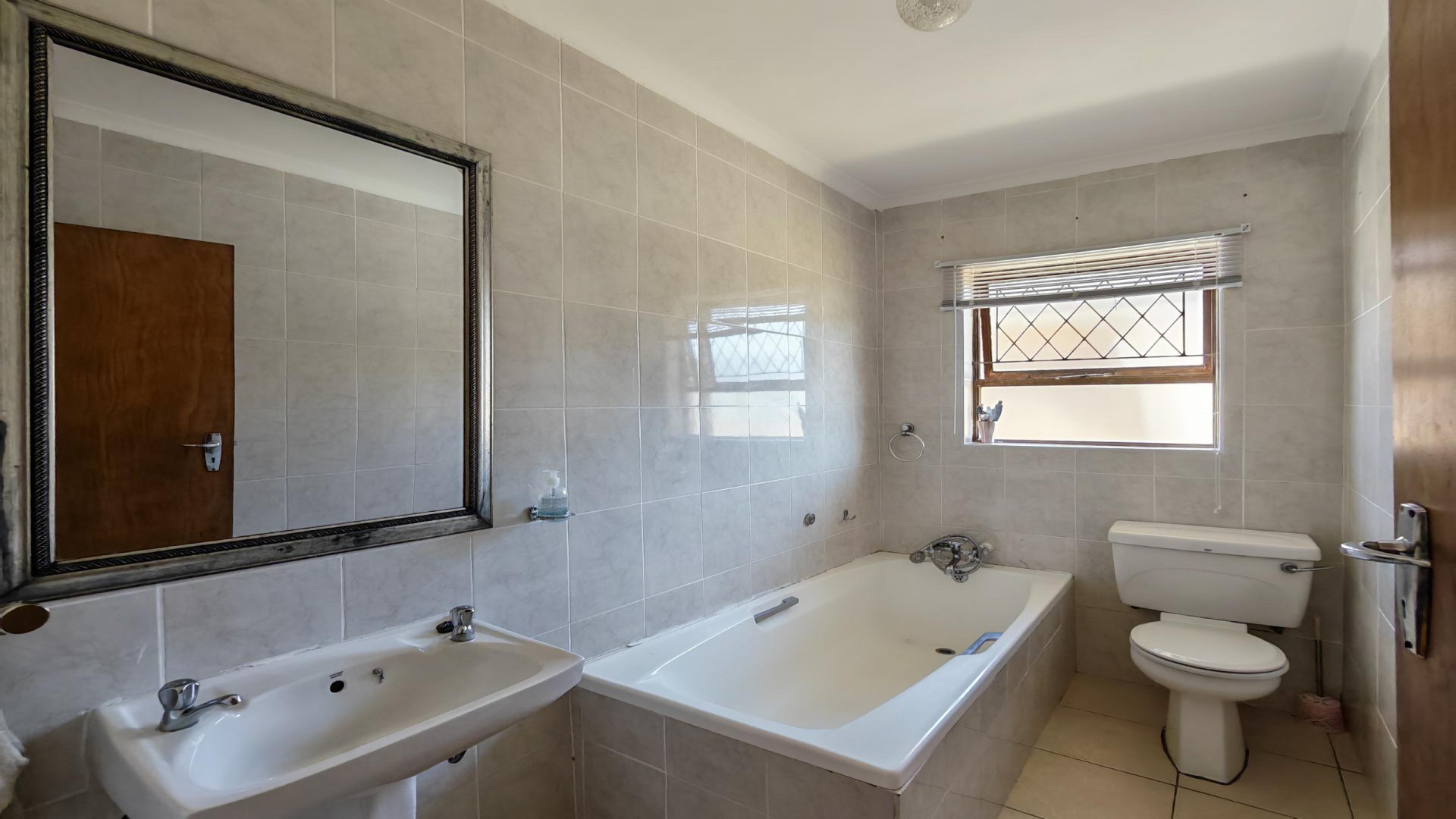 Bathroom 1 of property in Rowallan Park