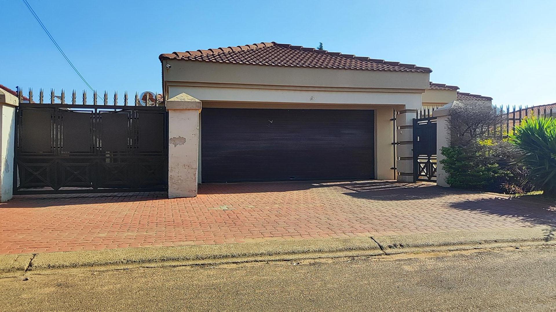 Front View of property in Dawn Park