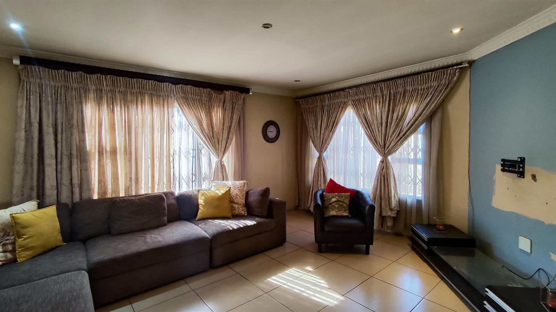 Lounges - 24 square meters of property in Dawn Park