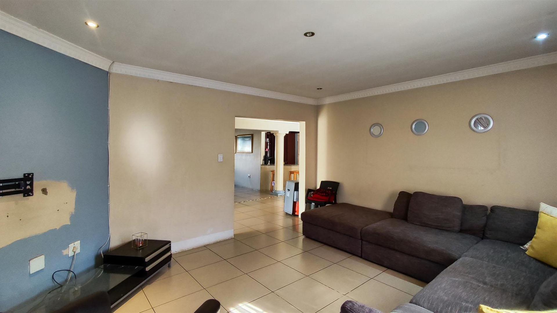 Lounges - 24 square meters of property in Dawn Park