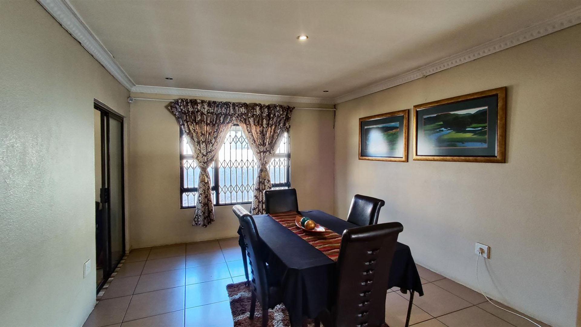 Dining Room - 21 square meters of property in Dawn Park