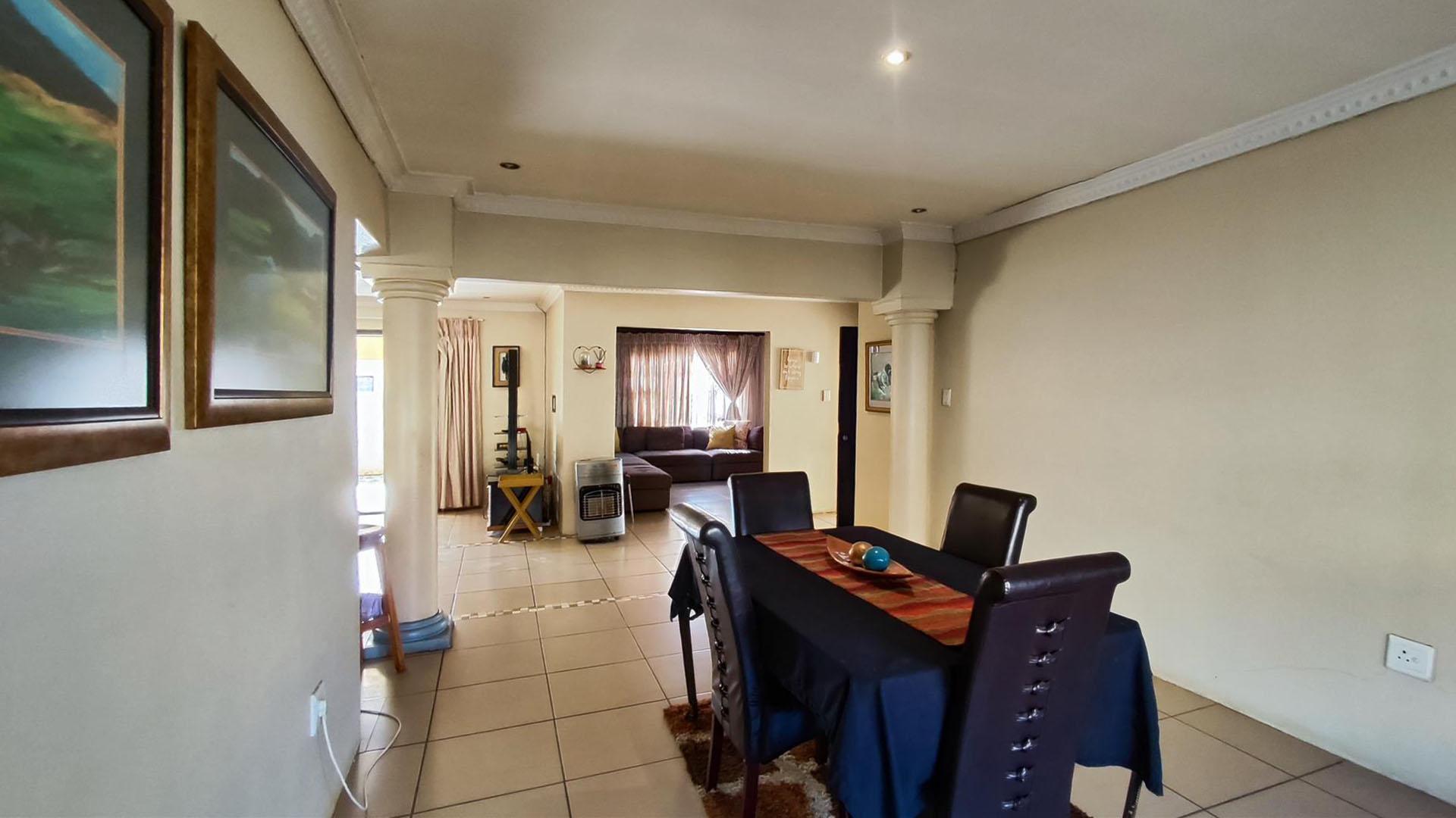 Dining Room - 21 square meters of property in Dawn Park