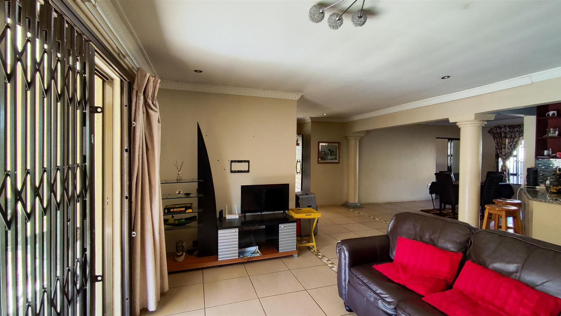 Informal Lounge - 31 square meters of property in Dawn Park
