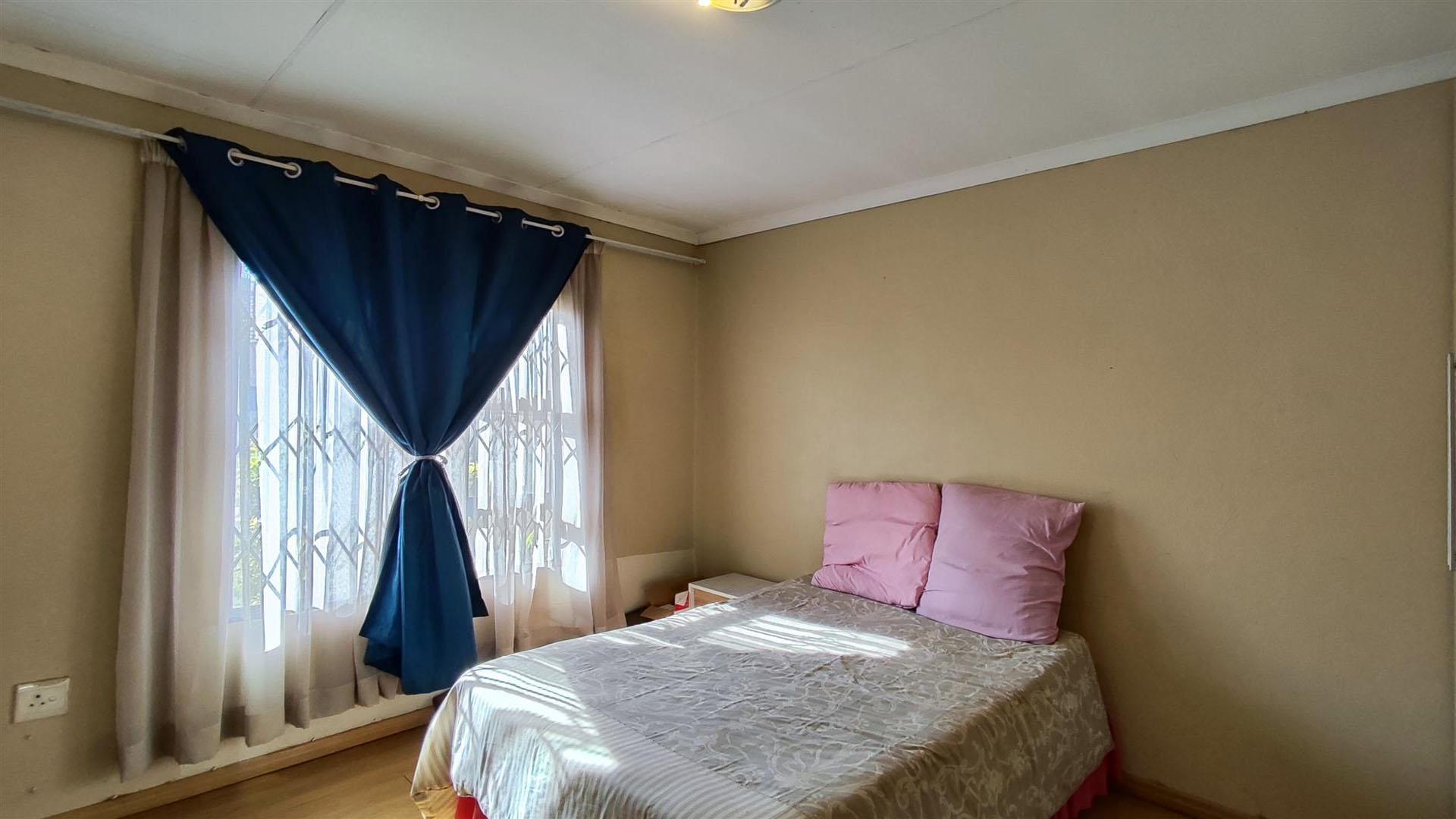 Bed Room 1 - 18 square meters of property in Dawn Park