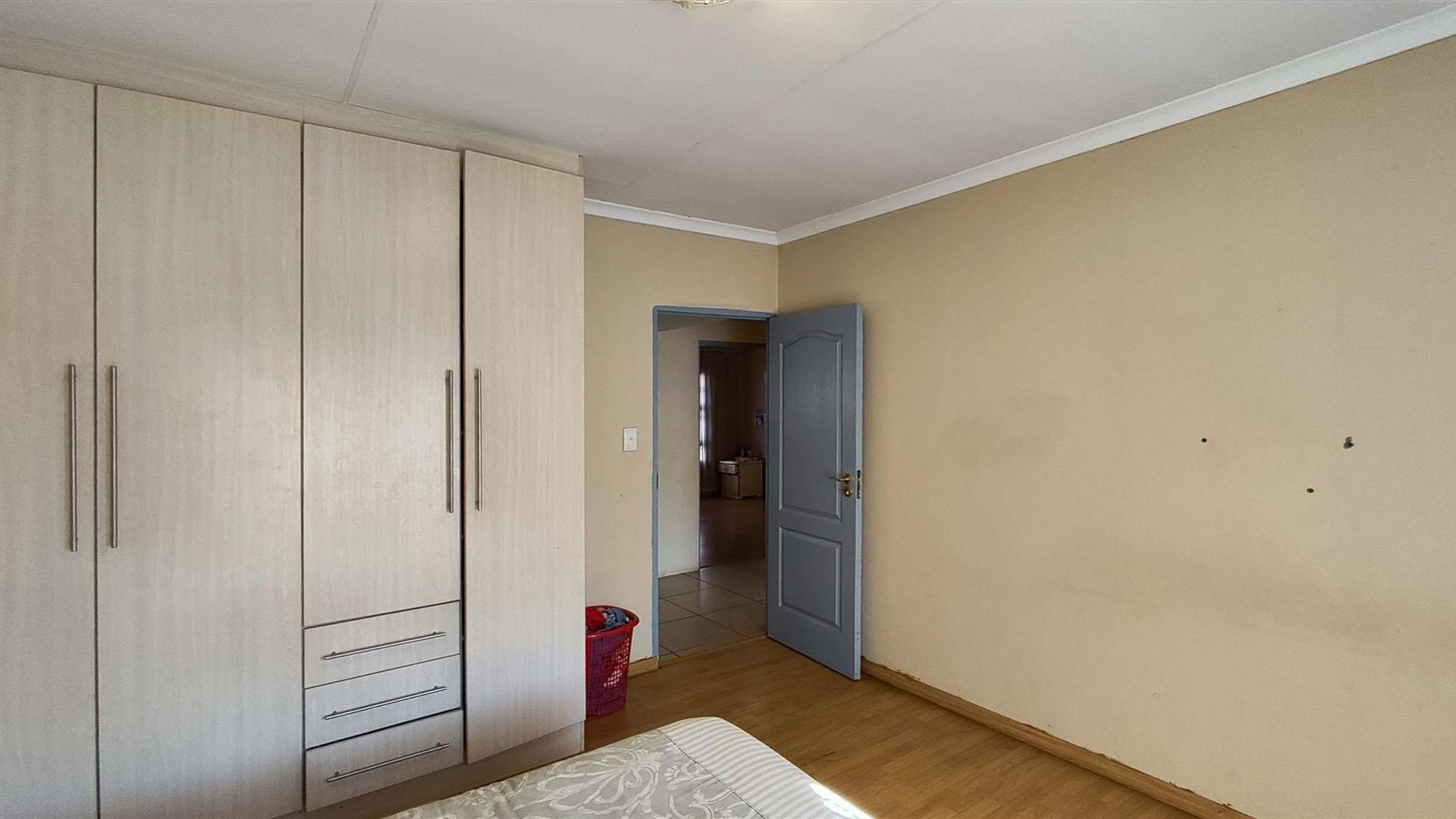 Bed Room 1 - 18 square meters of property in Dawn Park