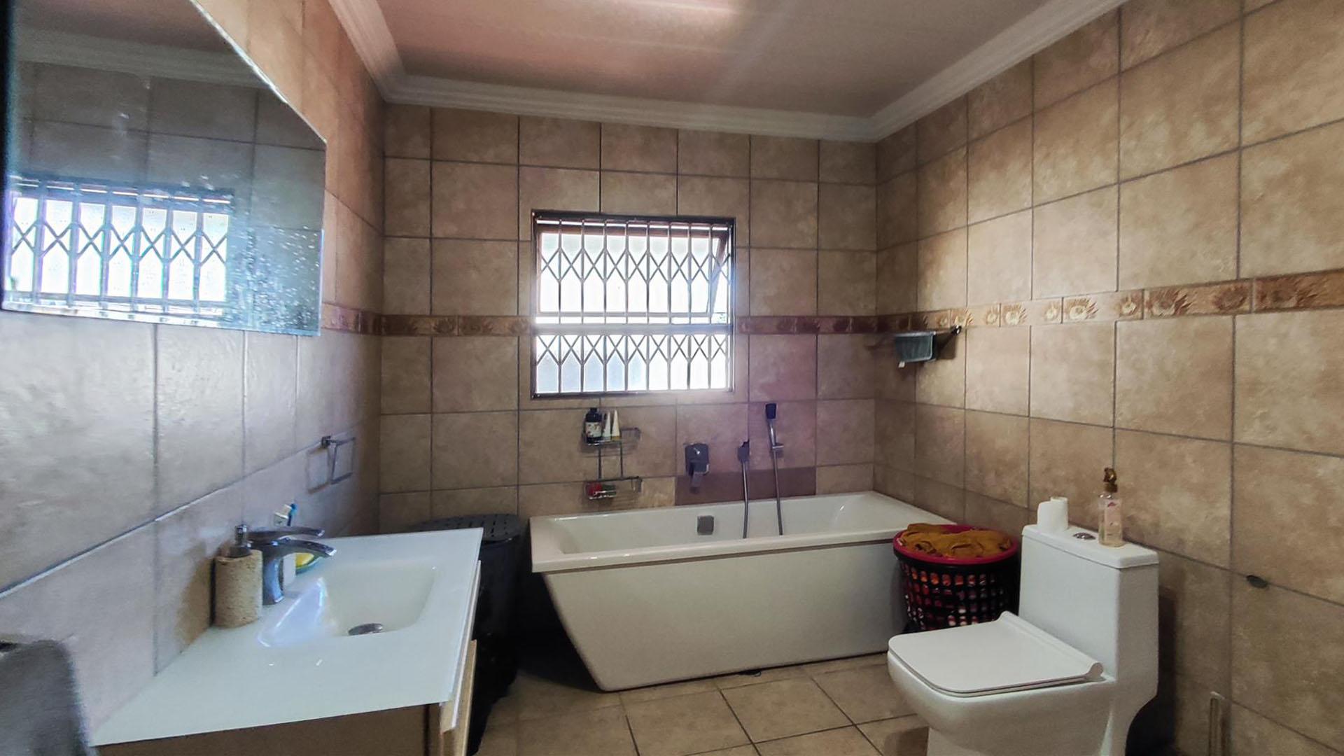 Main Bathroom - 11 square meters of property in Dawn Park