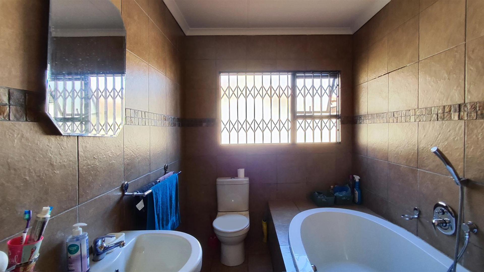 Bathroom 1 - 9 square meters of property in Dawn Park
