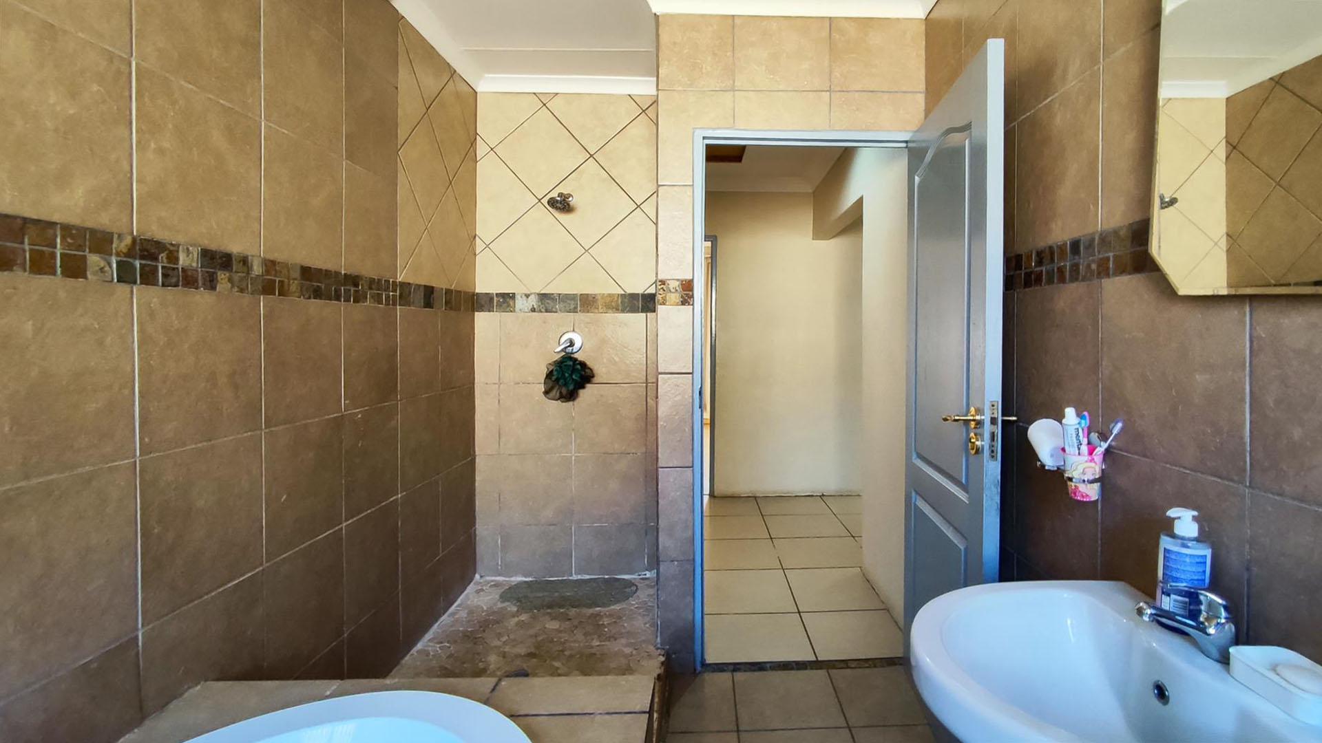 Bathroom 1 - 9 square meters of property in Dawn Park