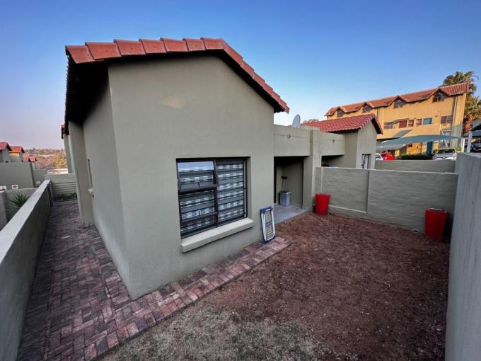 2 Bedroom Simplex for Sale For Sale in Ferndale - JHB - MR589902