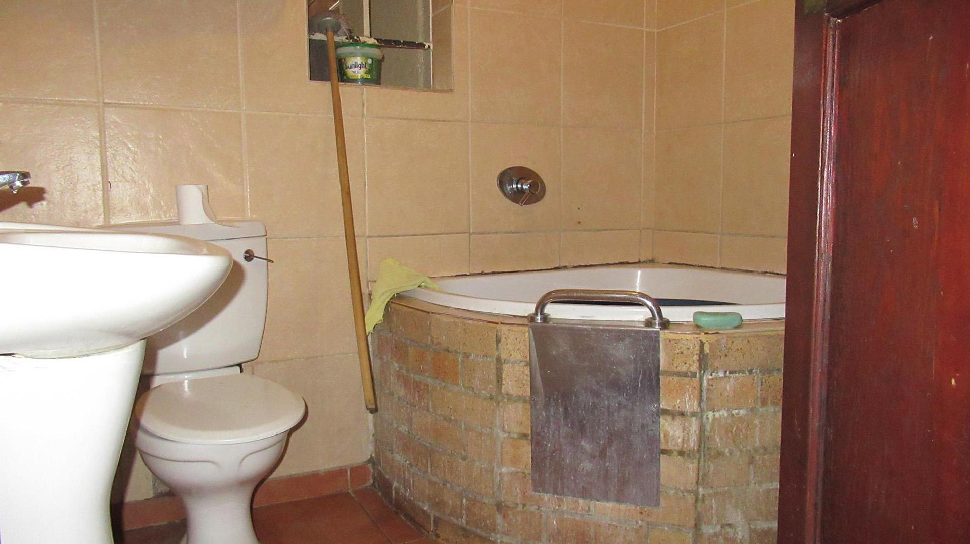 Bathroom 1 - 6 square meters of property in Glenesk
