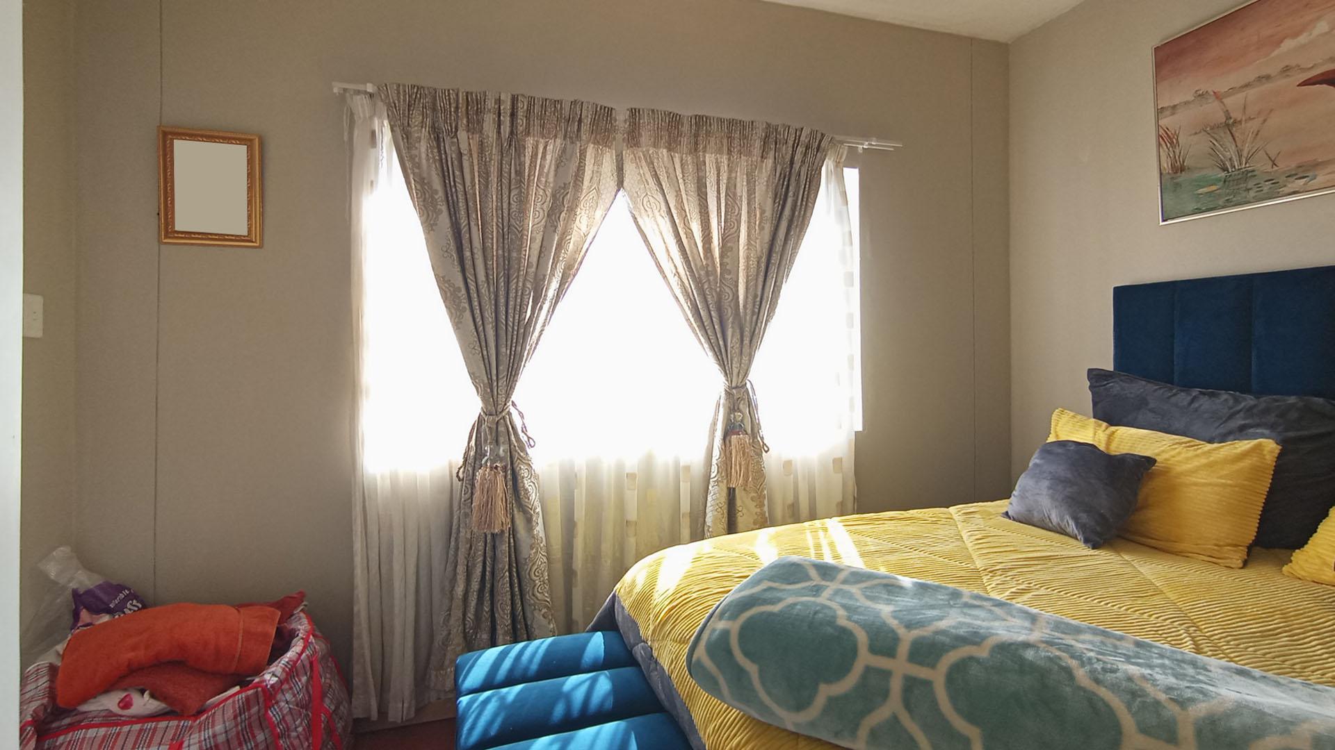 Main Bedroom - 16 square meters of property in Waterkloof Glen