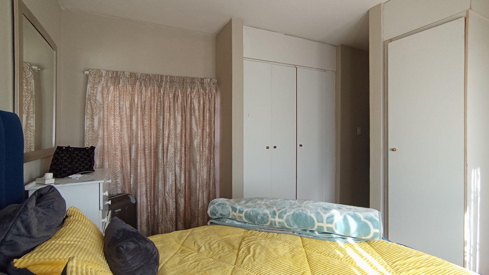 Main Bedroom - 16 square meters of property in Waterkloof Glen