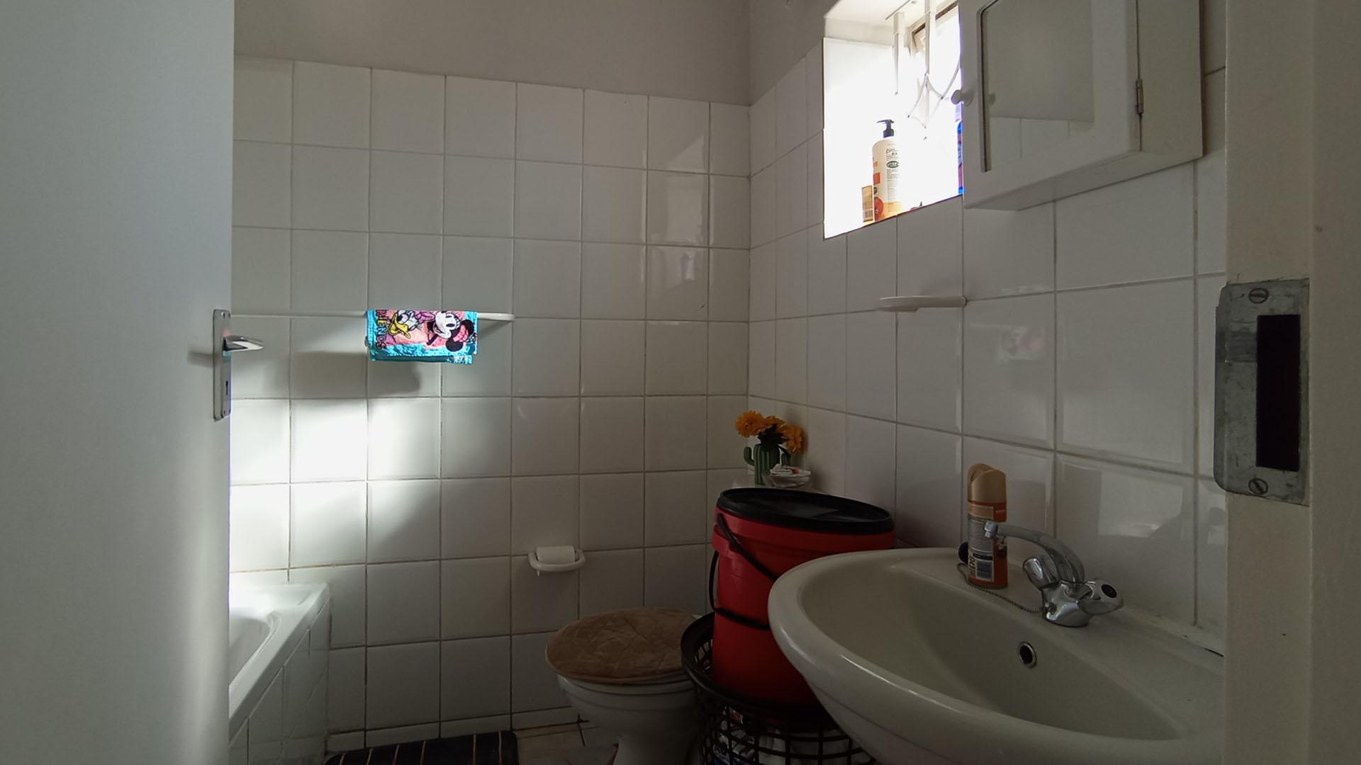 Main Bathroom - 4 square meters of property in Waterkloof Glen