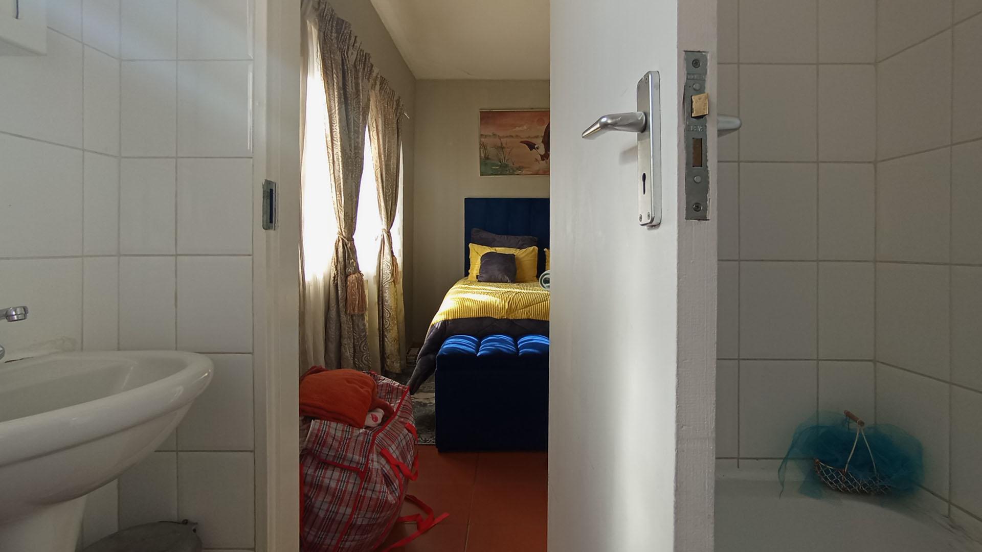 Main Bathroom - 4 square meters of property in Waterkloof Glen