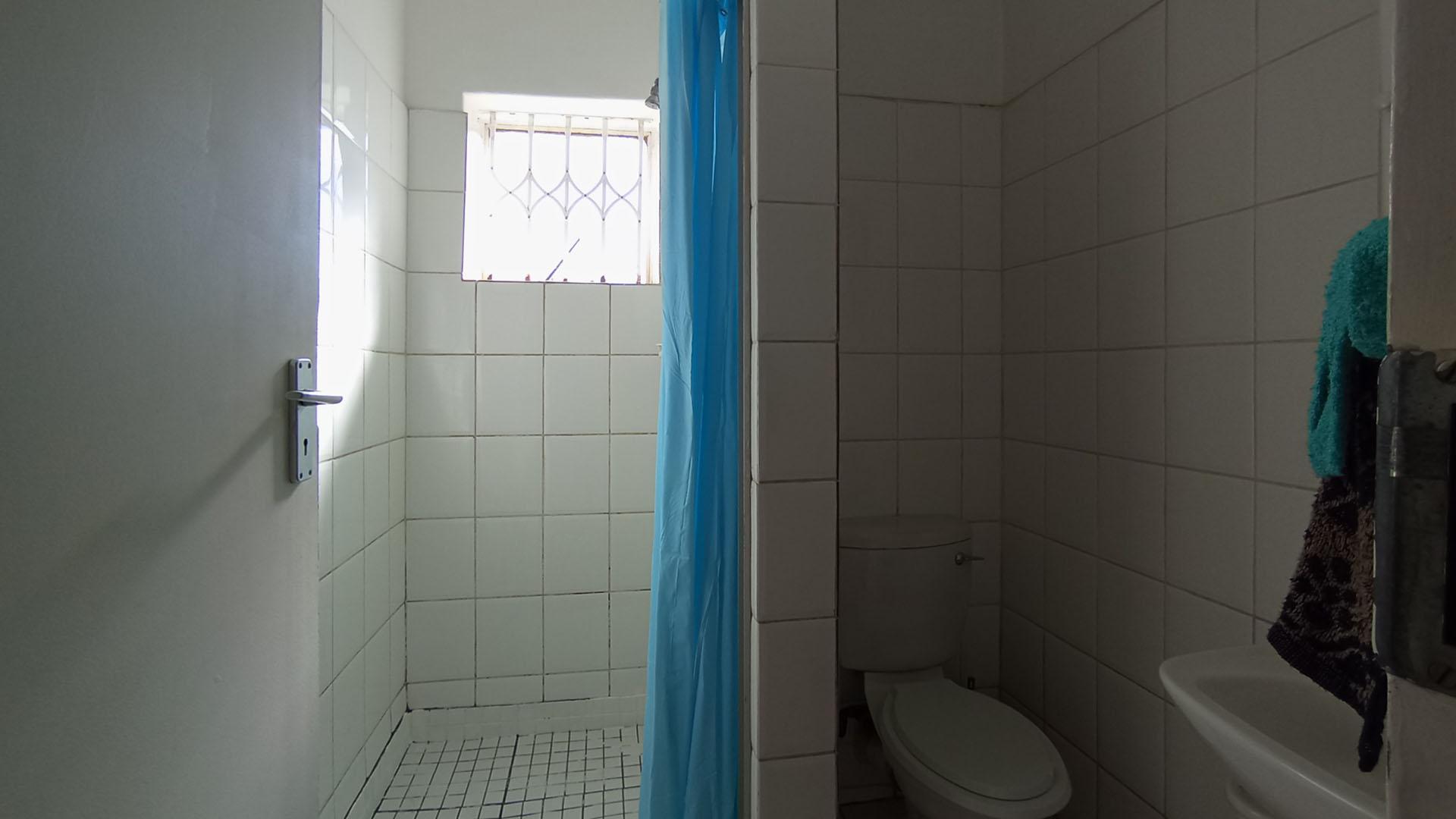 Bathroom 1 - 4 square meters of property in Waterkloof Glen