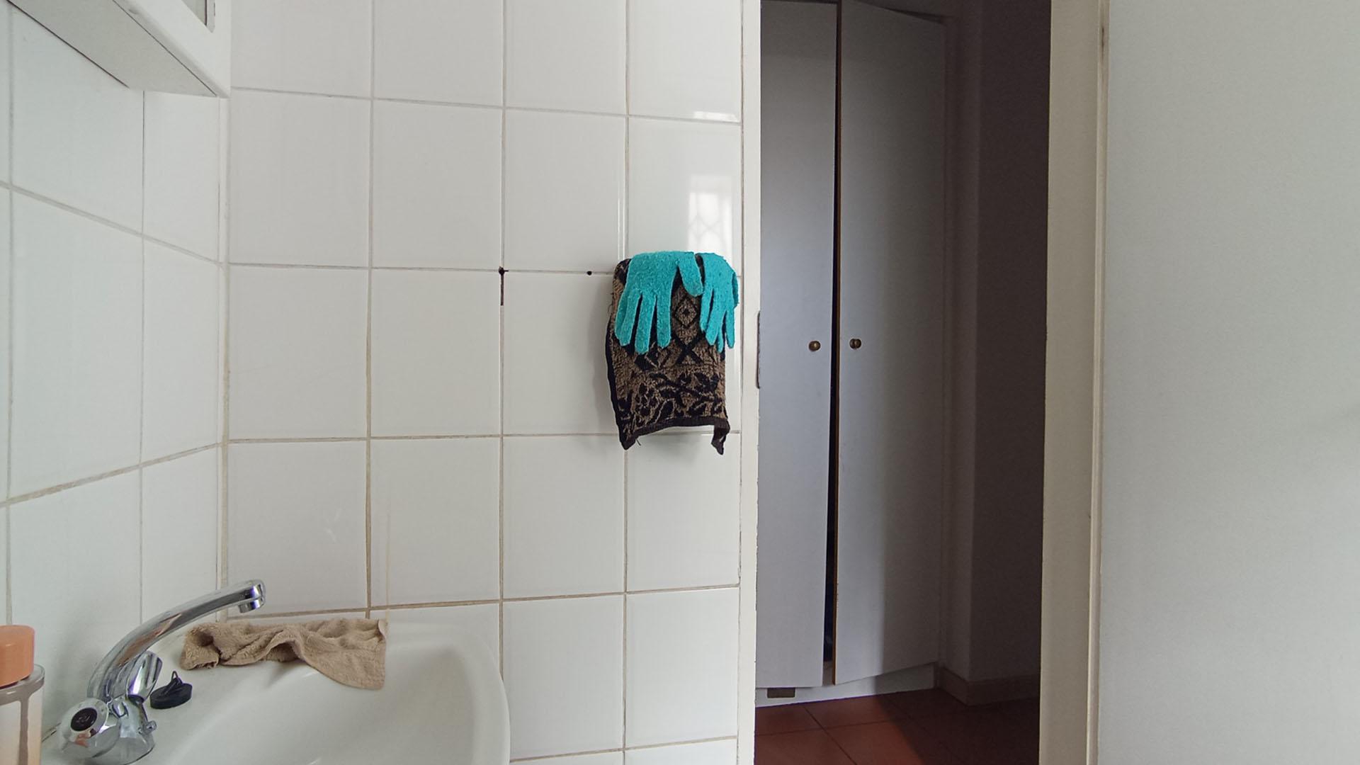 Bathroom 1 - 4 square meters of property in Waterkloof Glen