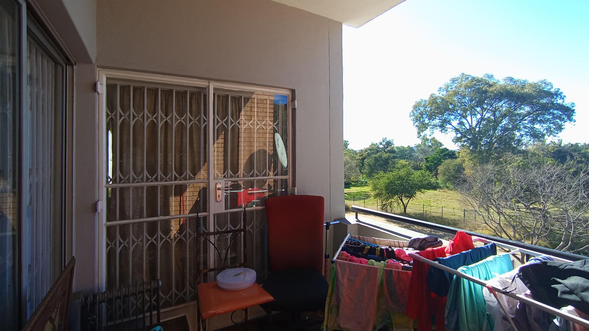Balcony - 7 square meters of property in Waterkloof Glen