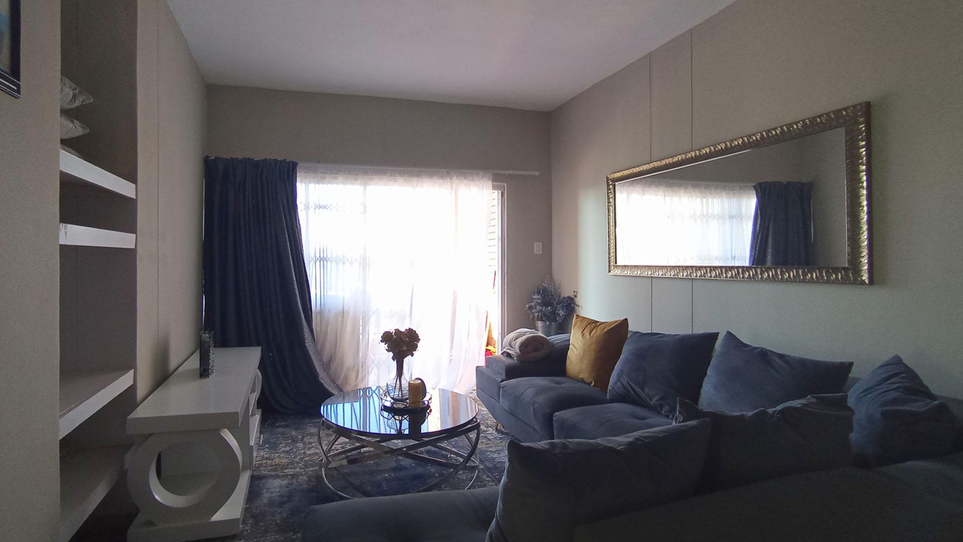 Lounges - 19 square meters of property in Waterkloof Glen