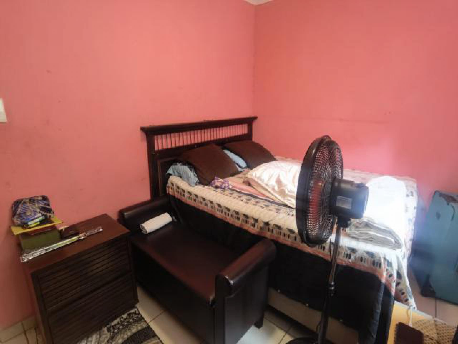 Bed Room 1 of property in Karino