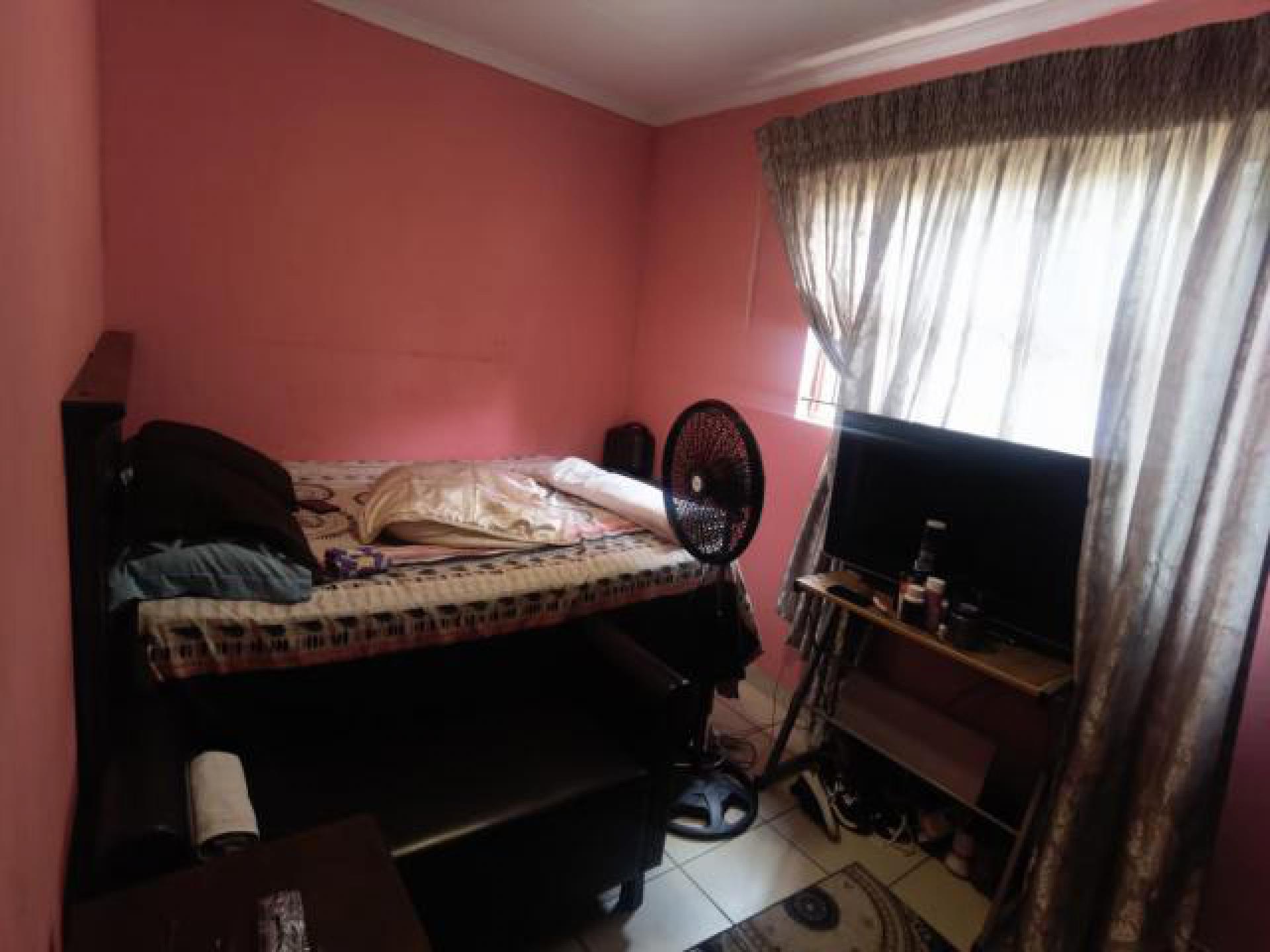 Bed Room 1 of property in Karino