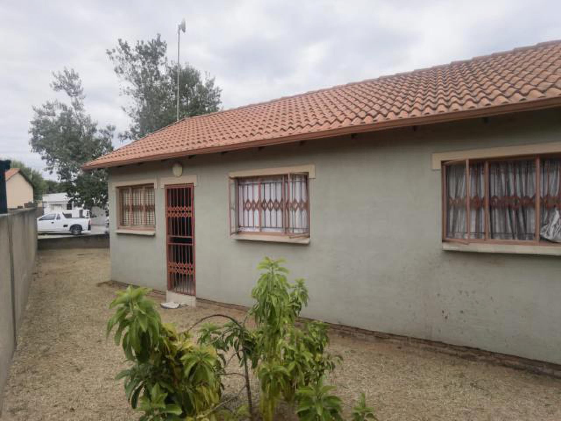 Front View of property in Karino