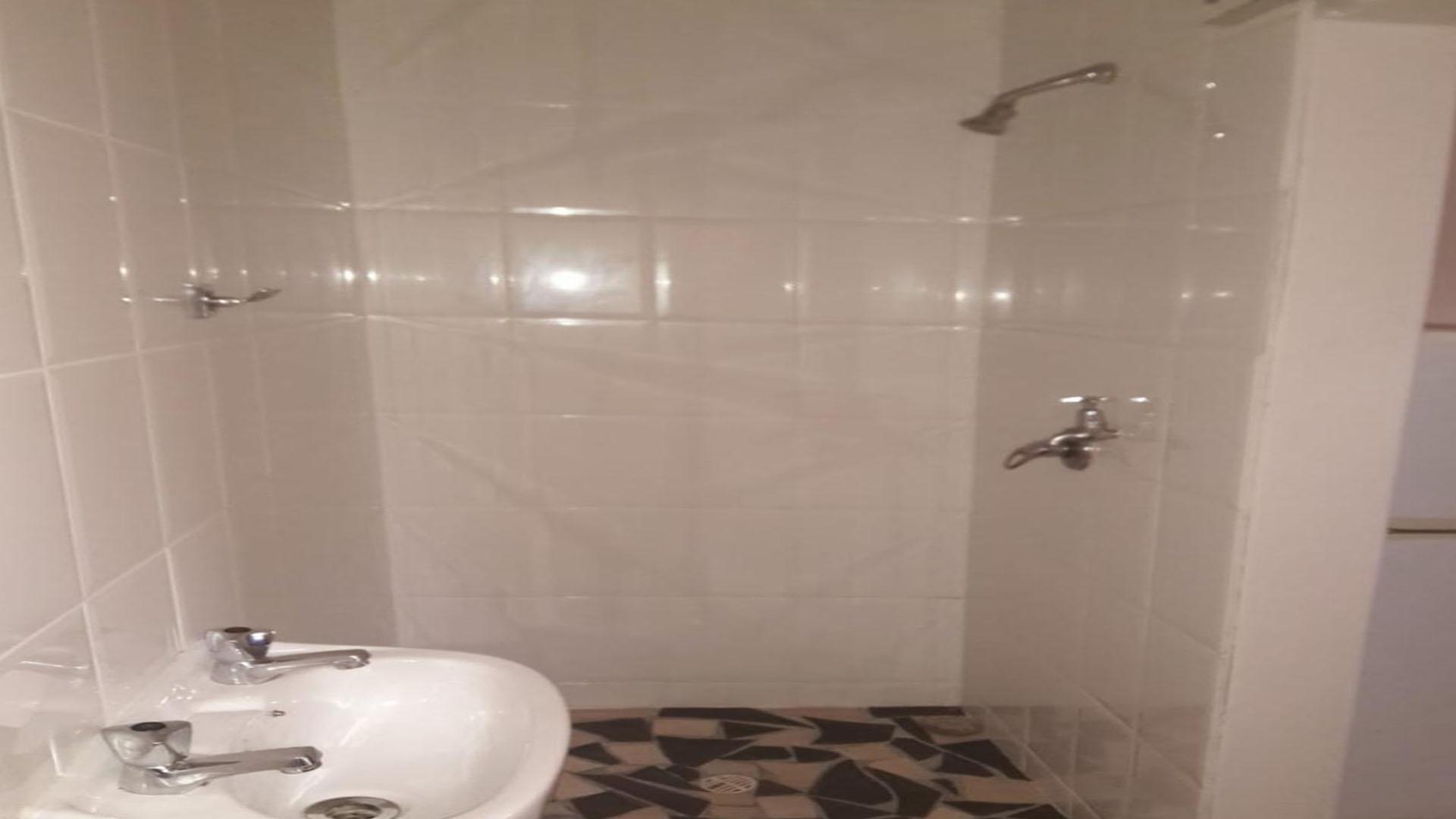 Bathroom 1 of property in Zeekoei Vlei