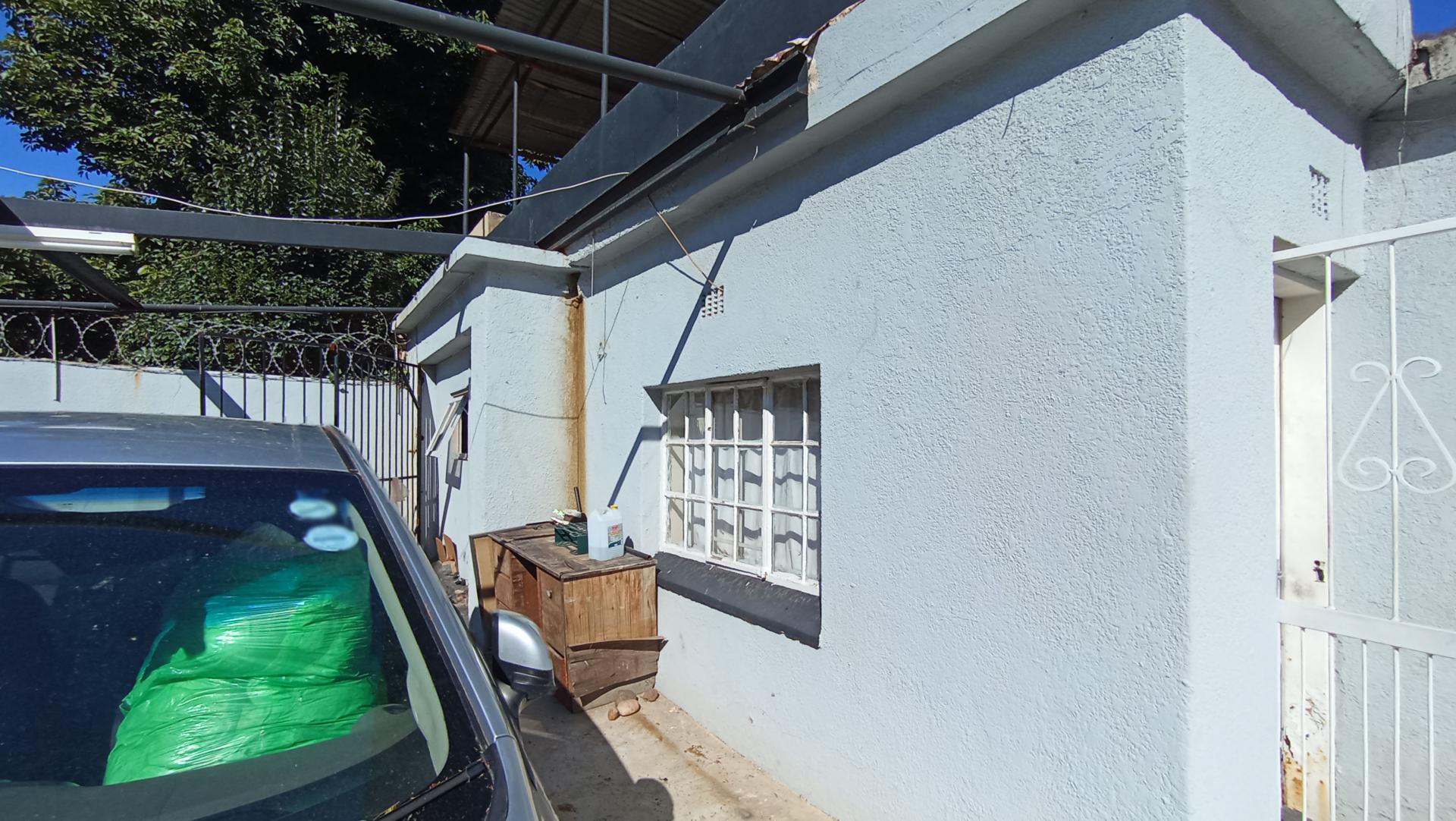 Front View of property in Orange Grove