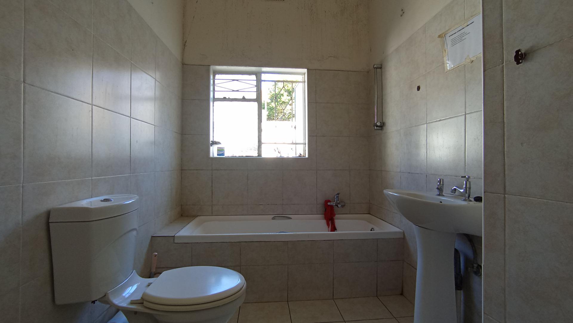 Bathroom 1 - 14 square meters of property in Orange Grove