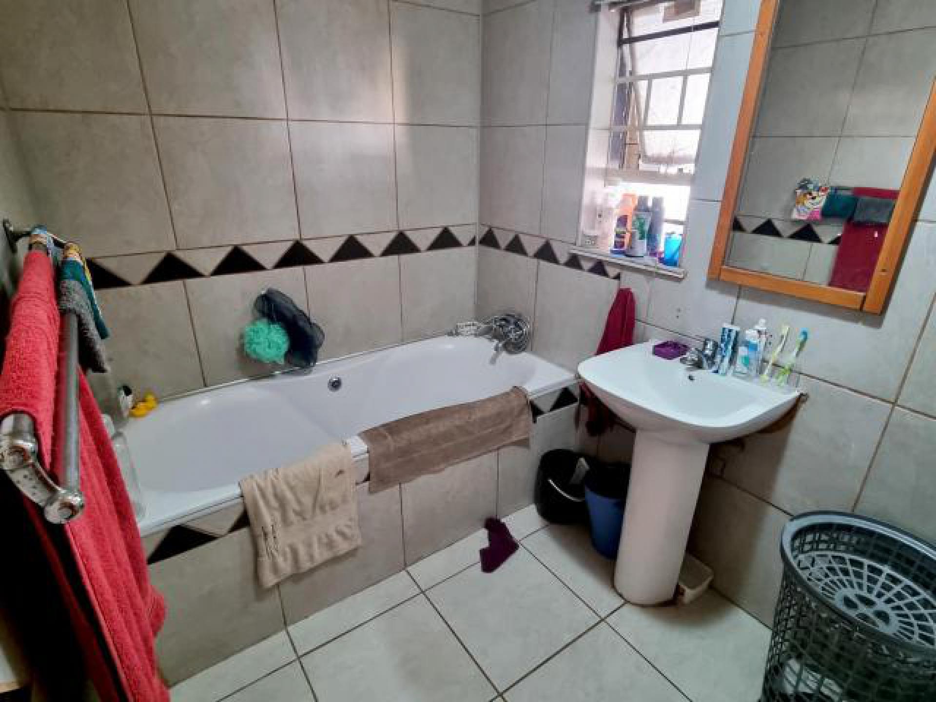 Main Bathroom of property in Uitsig