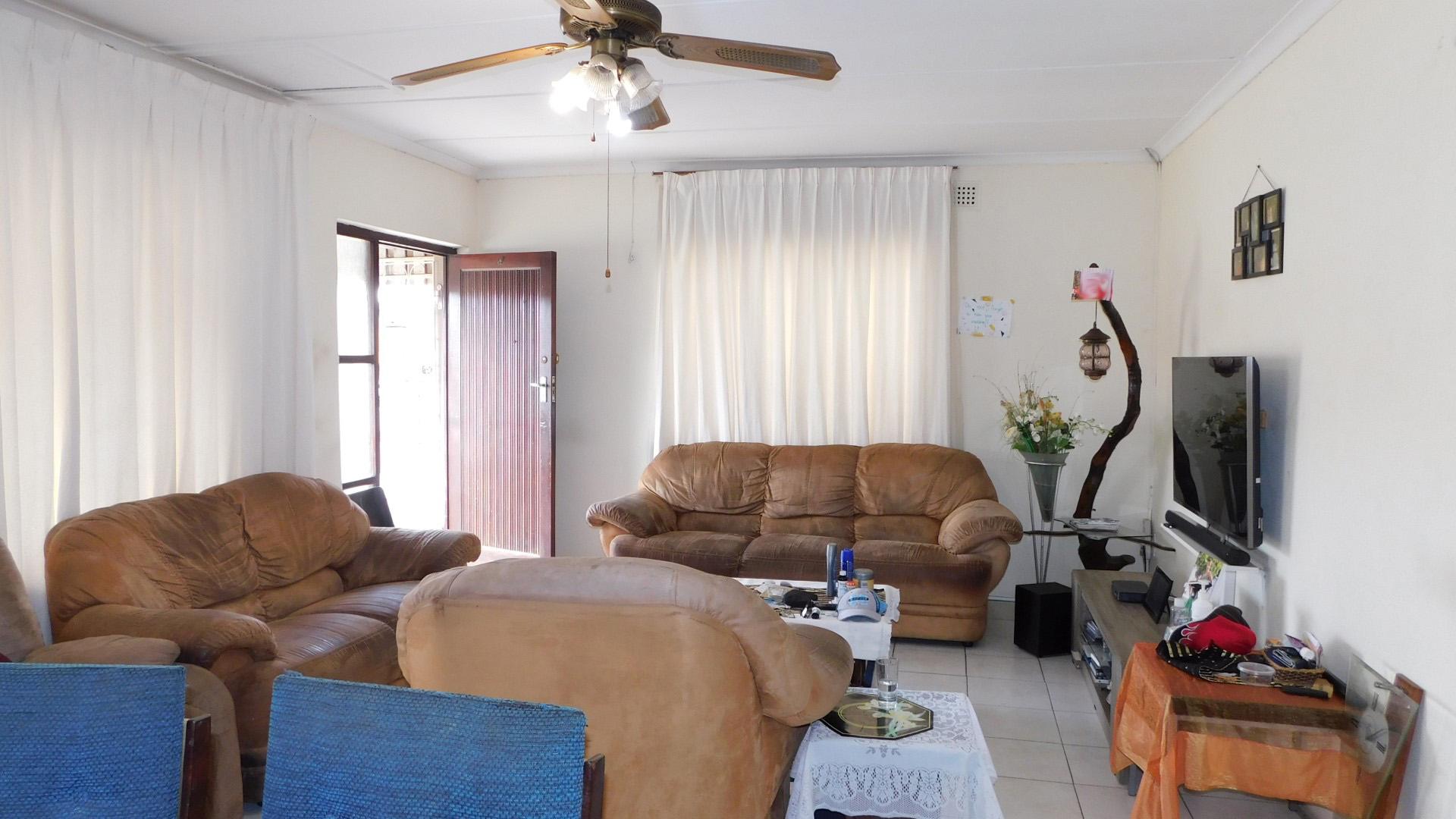 Lounges - 37 square meters of property in Sydenham  - DBN