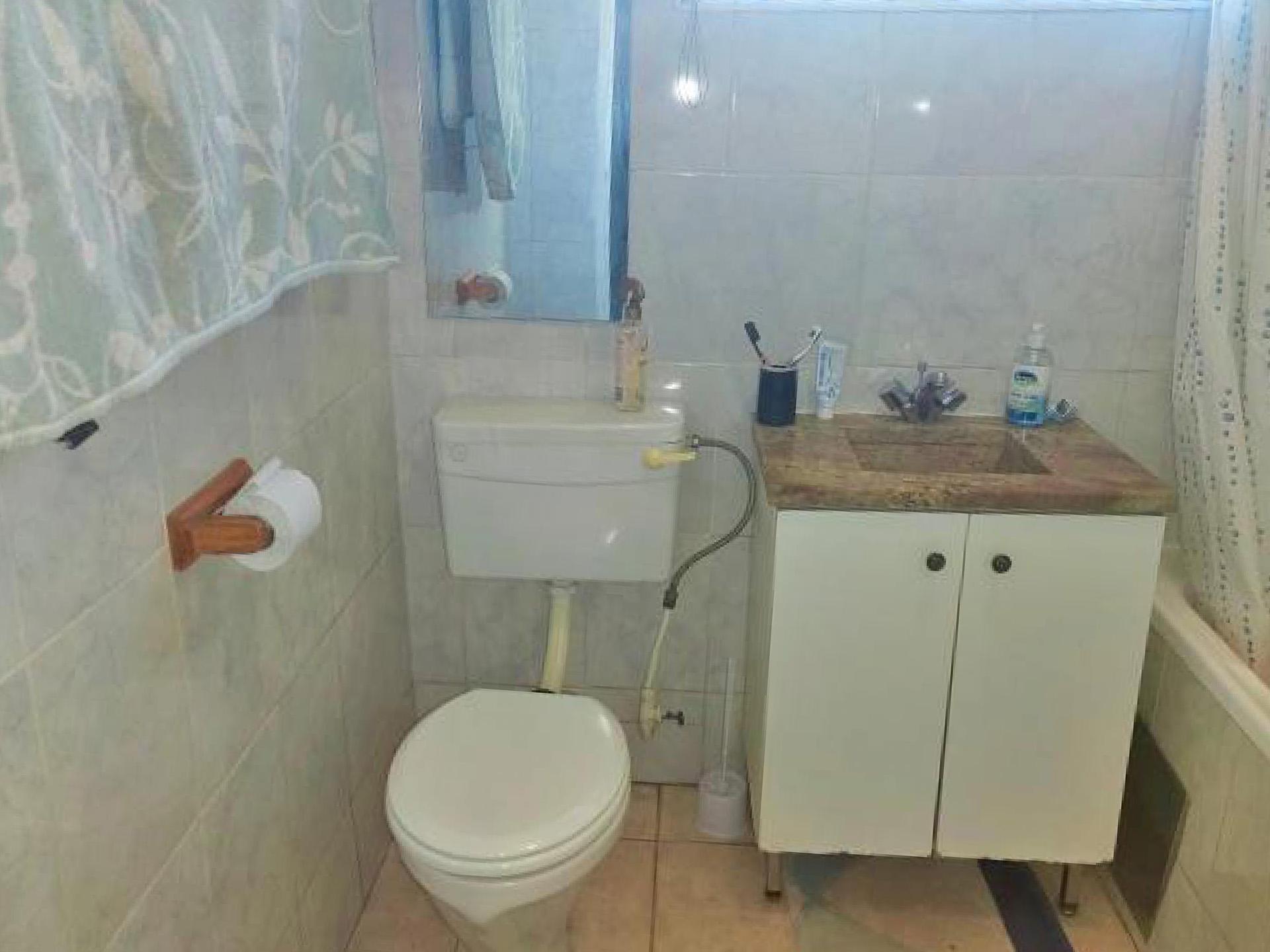 Bathroom 1 of property in Lambton